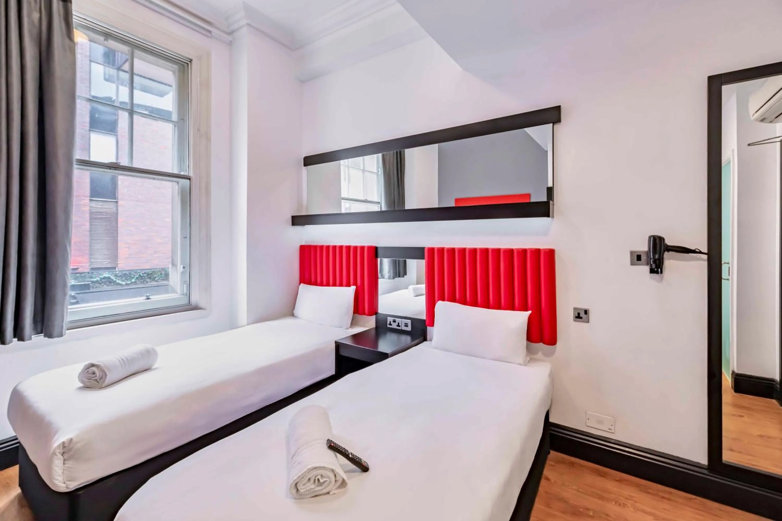 Bedroom, Bed in easyHotel Newcastle