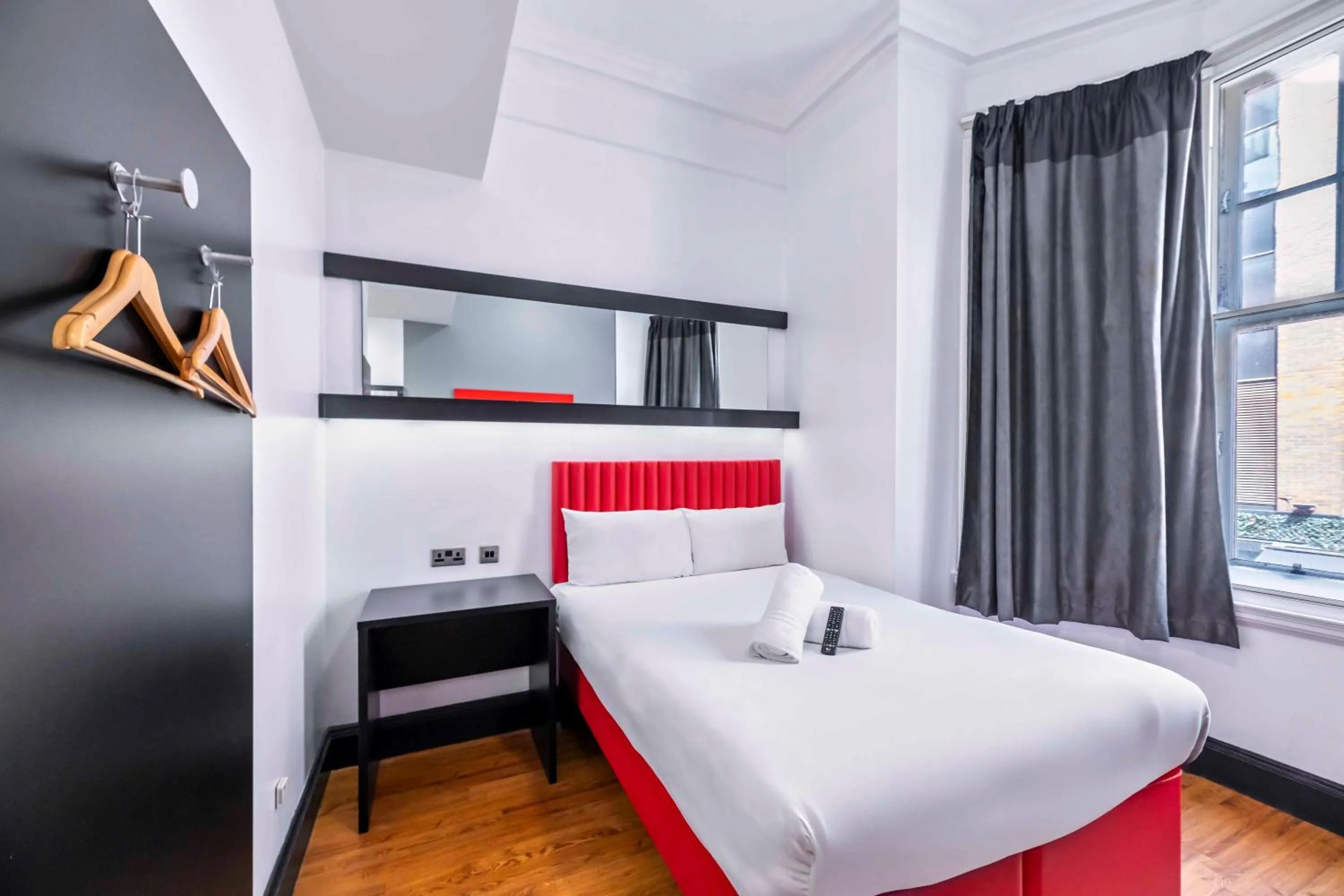 Bedroom, Bed in easyHotel Newcastle