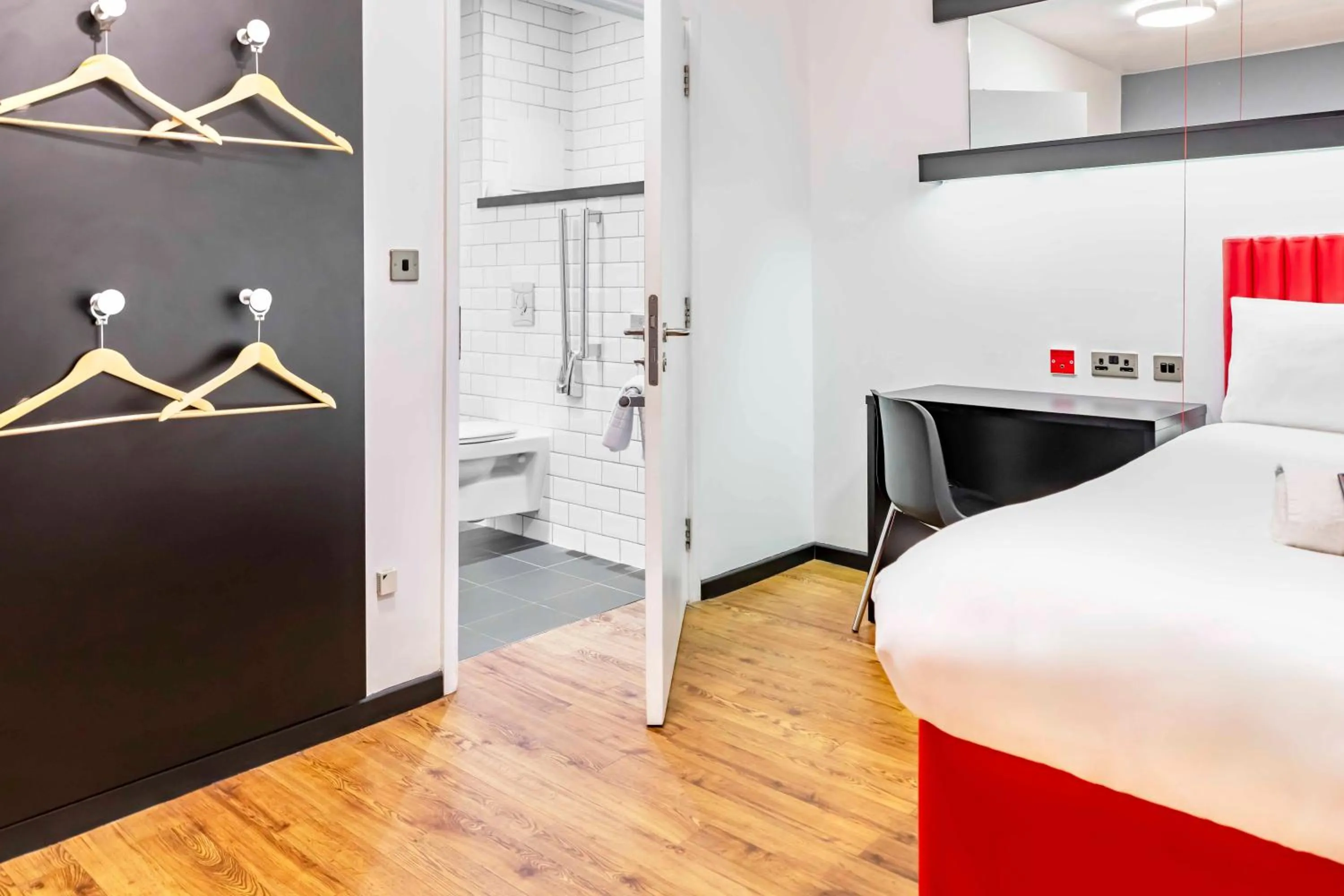 Bedroom, Bed in easyHotel Newcastle