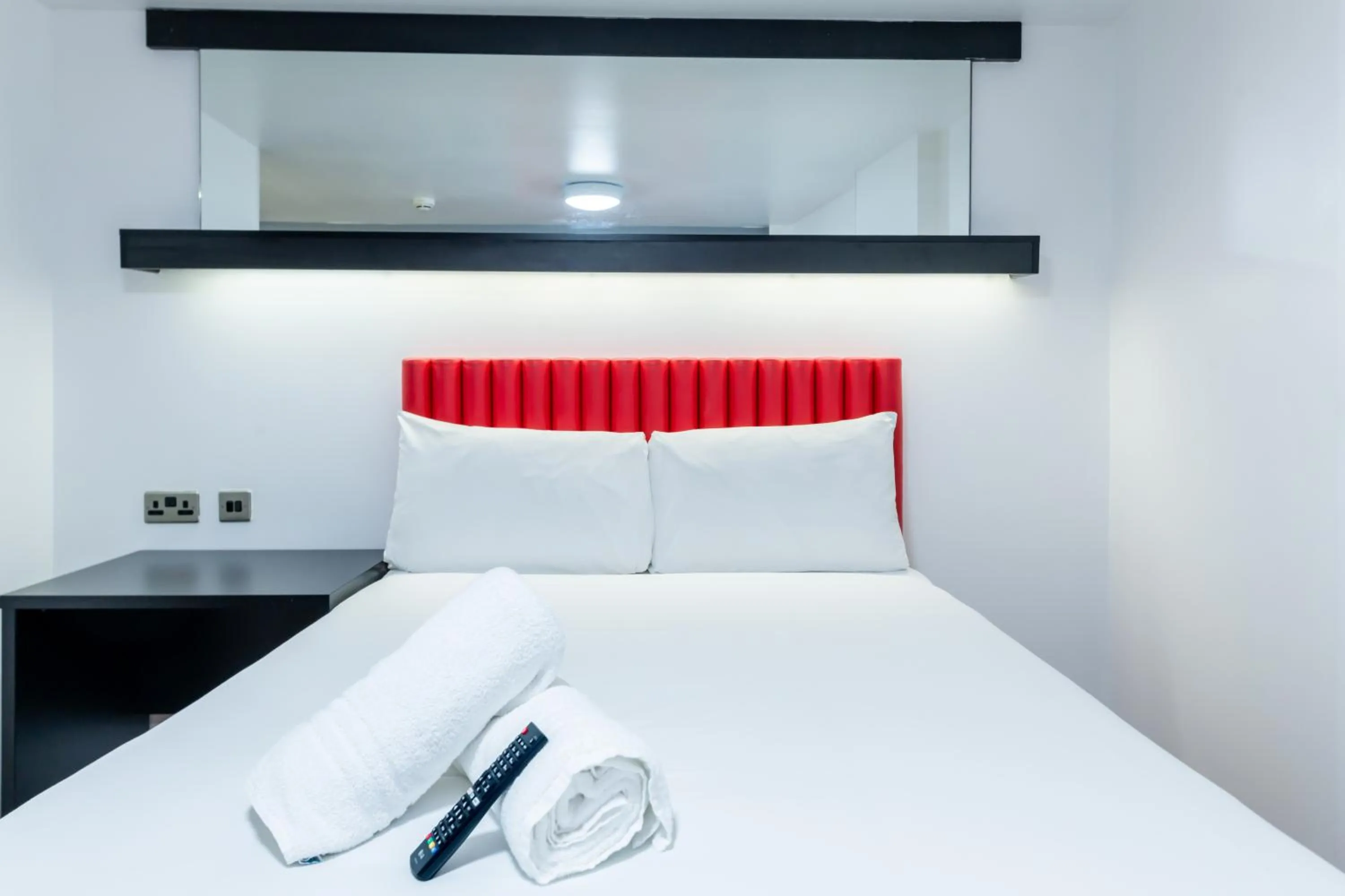 Bedroom, Bed in easyHotel Newcastle