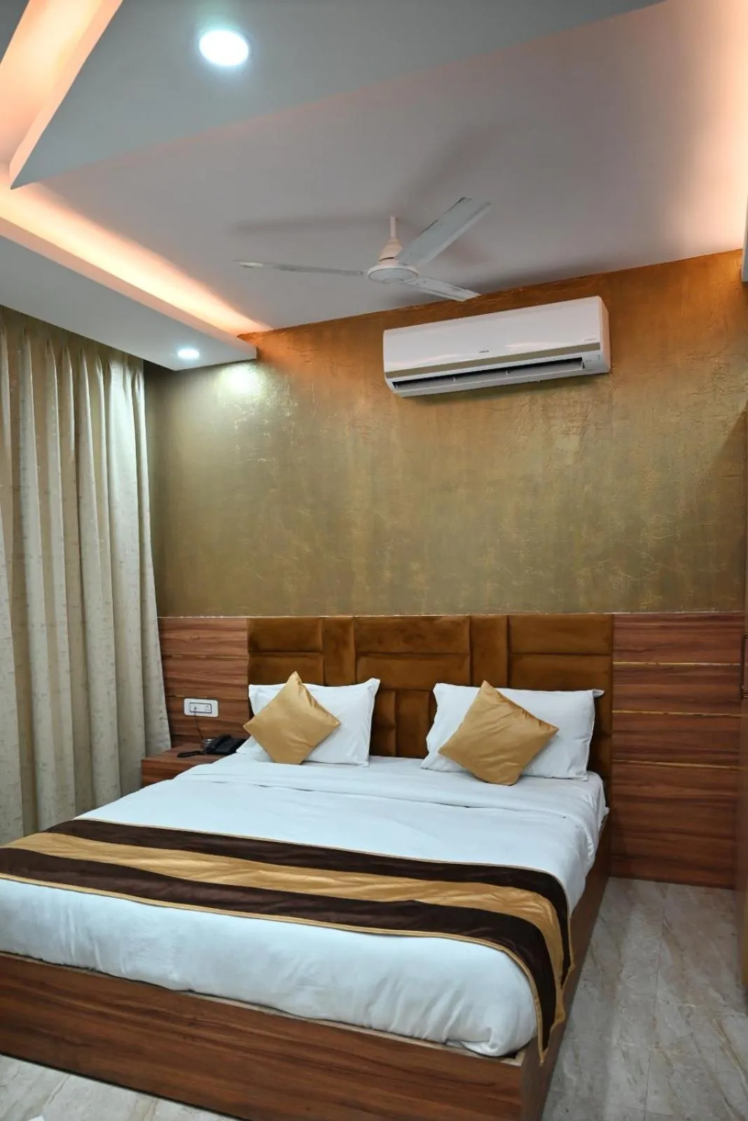 Bed in Hotel Navraj Palace