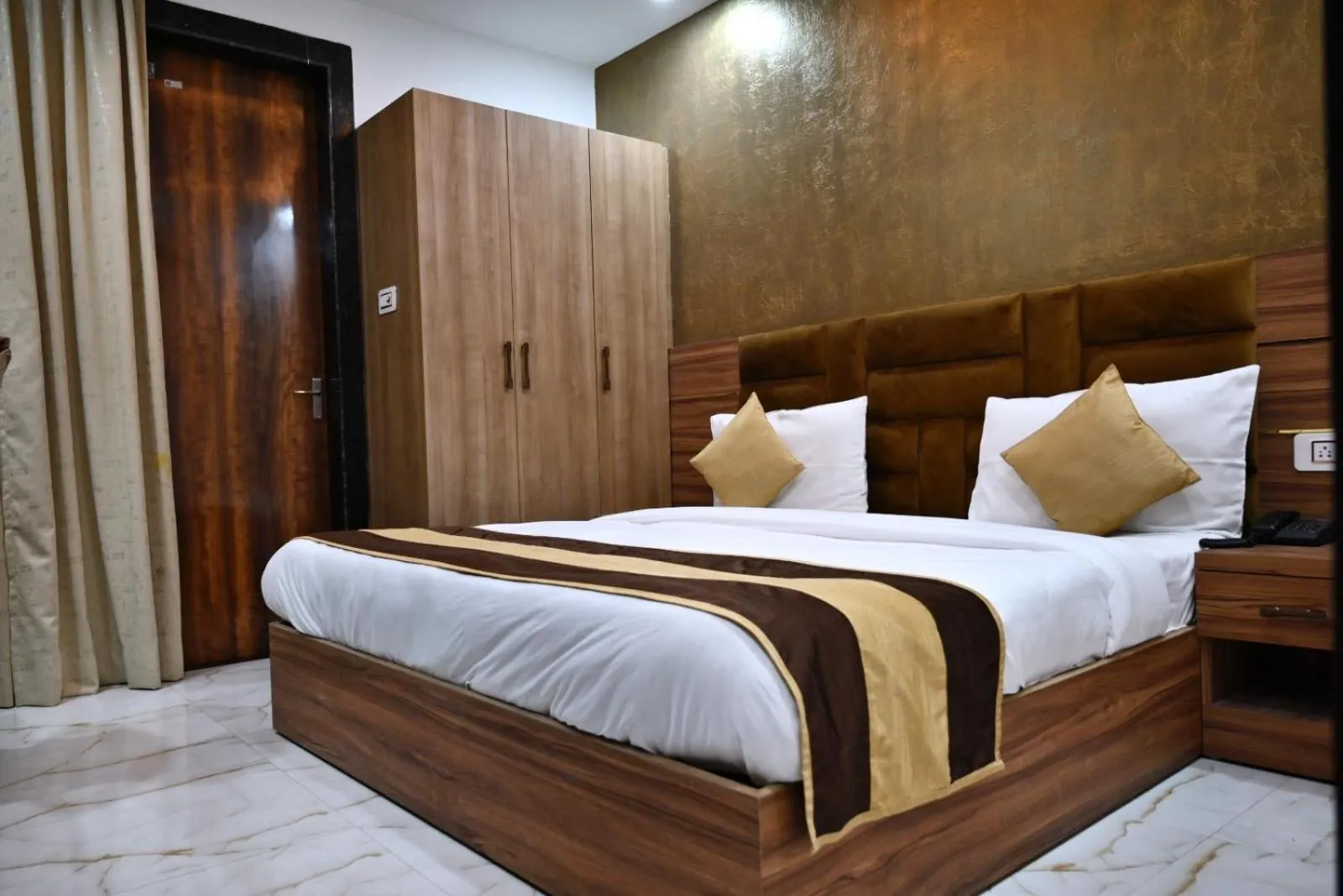 Bed in Hotel Navraj Palace
