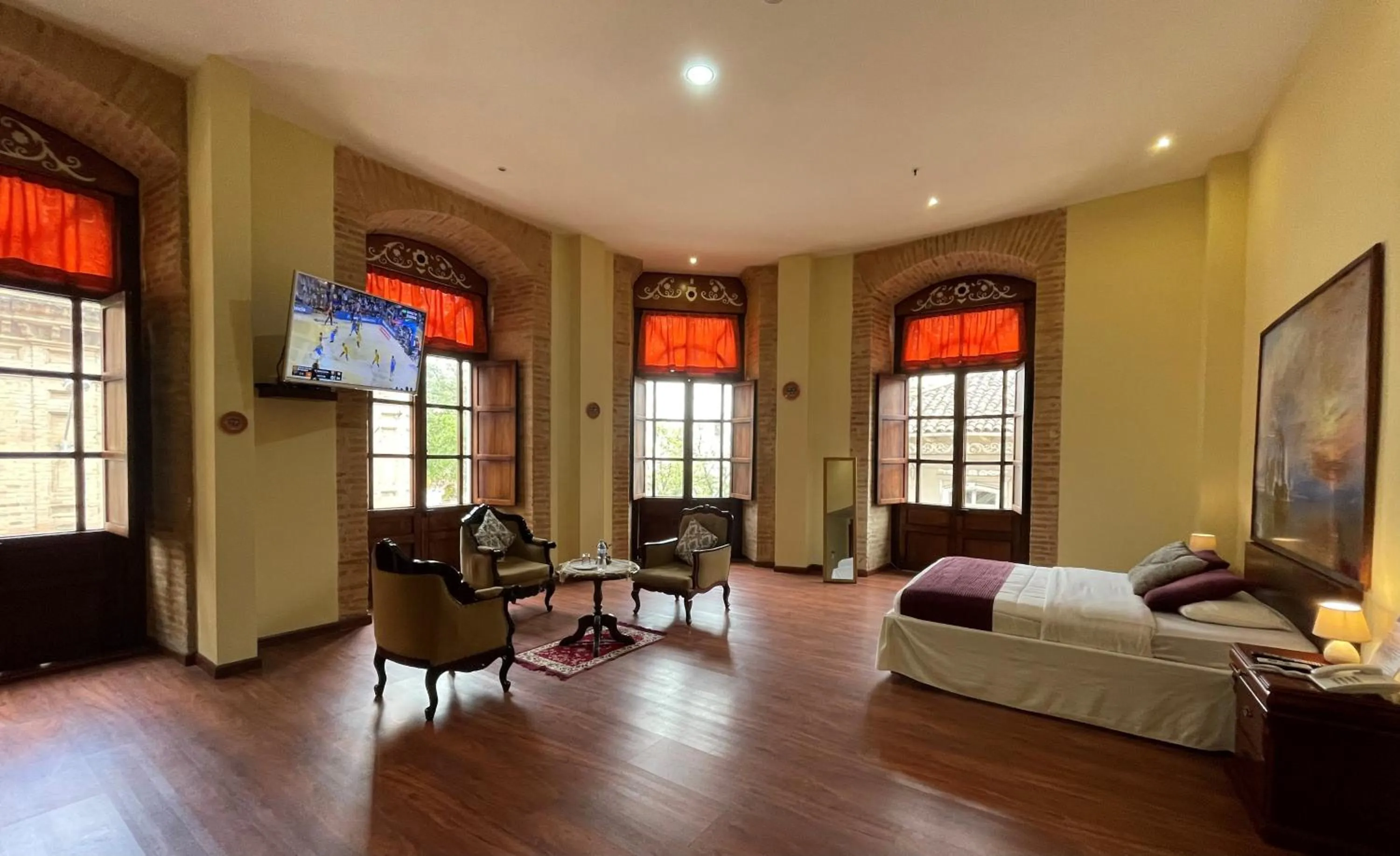 Photo of the whole room, Bed in Floré Hotel Boutique Cuenca