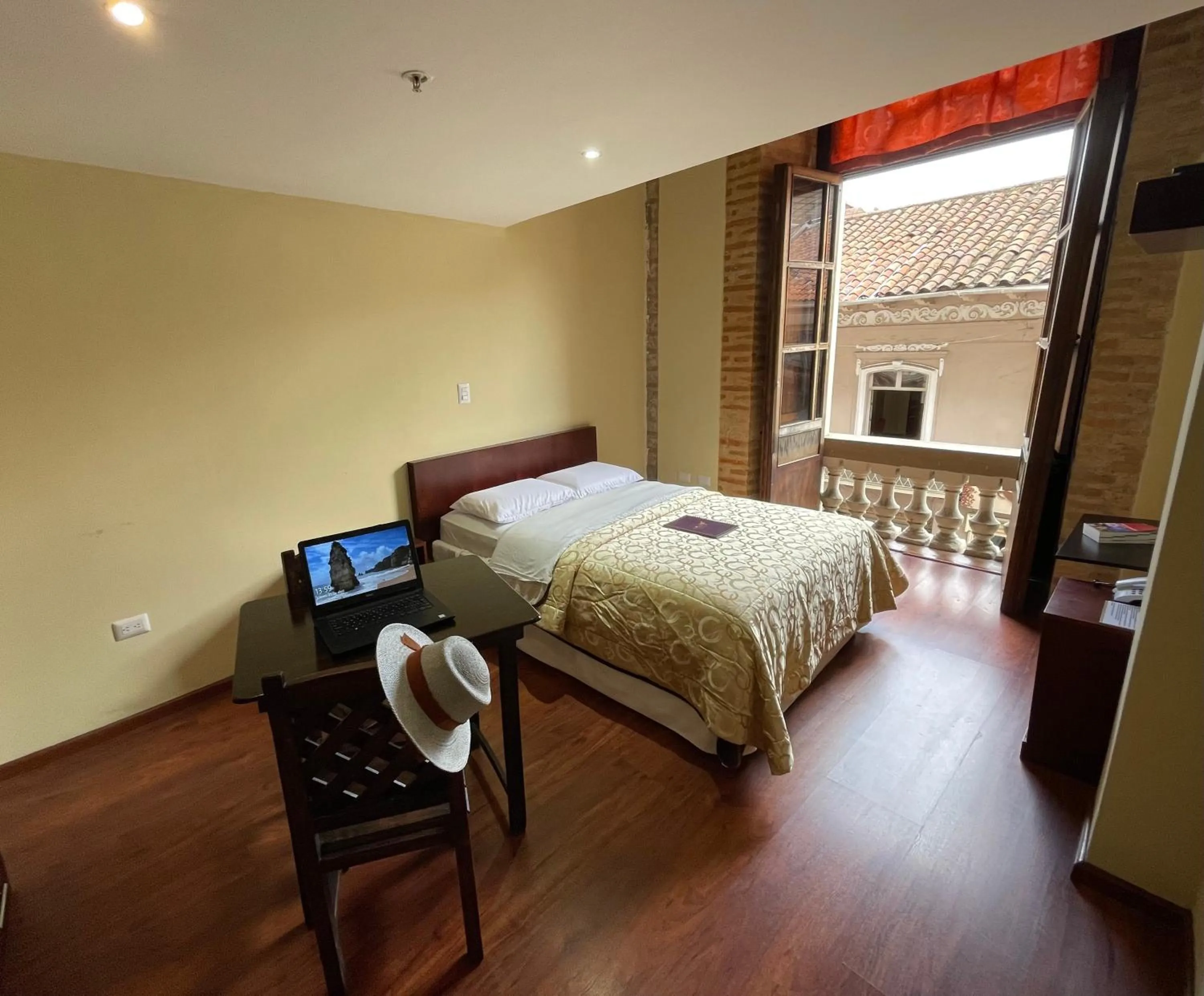 Photo of the whole room, Bed in Floré Hotel Boutique Cuenca