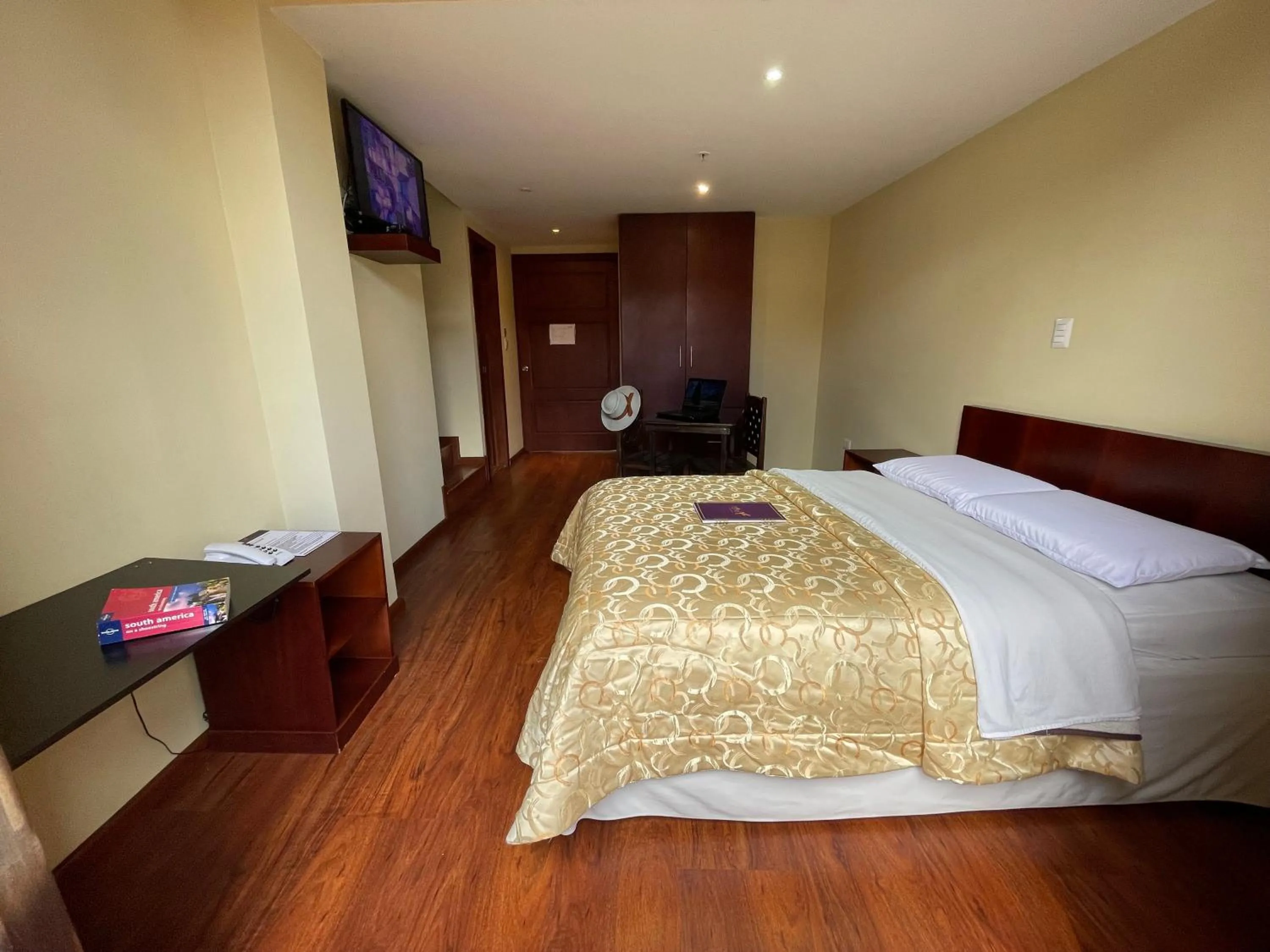 Photo of the whole room, Bed in Floré Hotel Boutique Cuenca