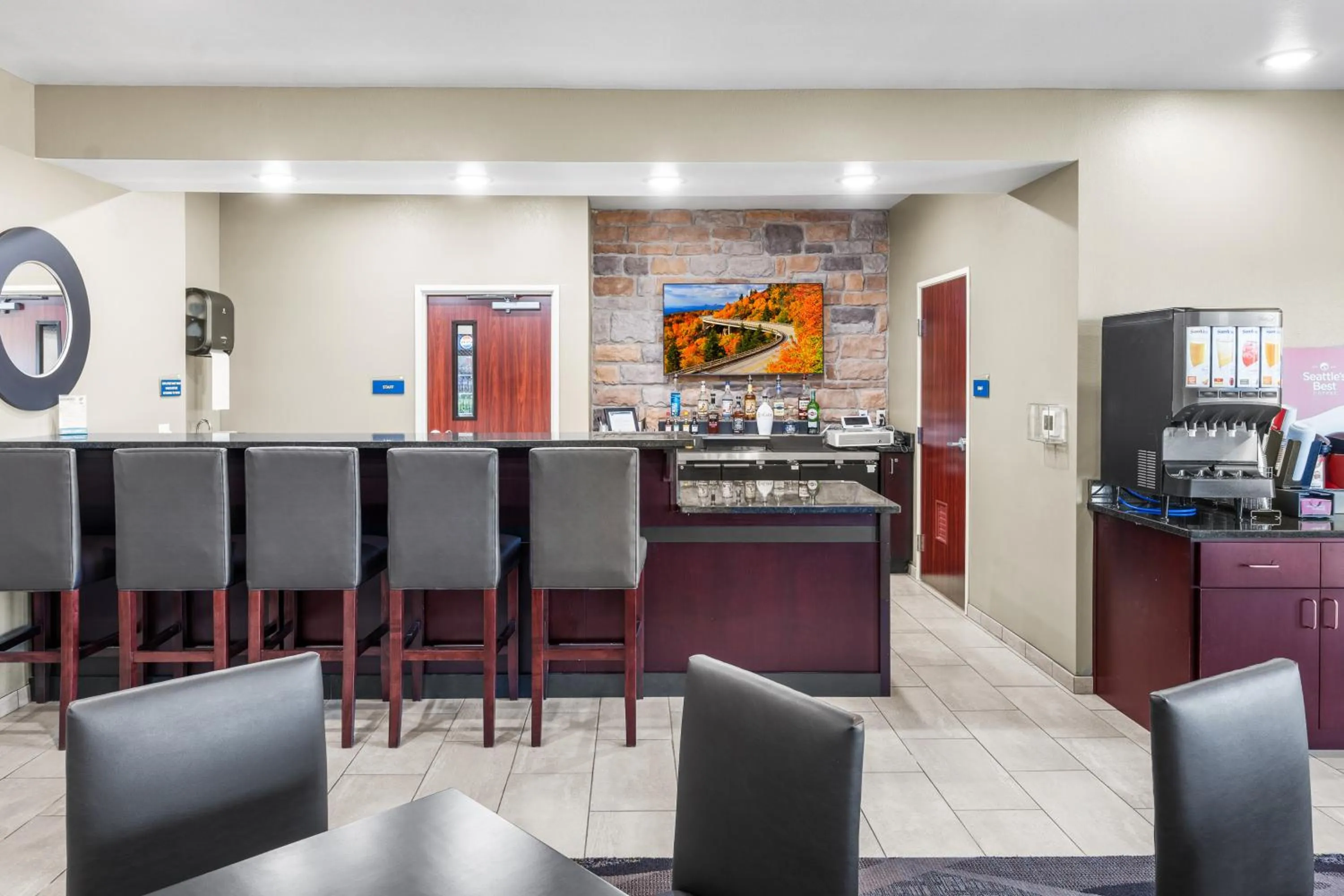 Lounge or bar in Cobblestone Hotel & Suites Denmark - Green Bay