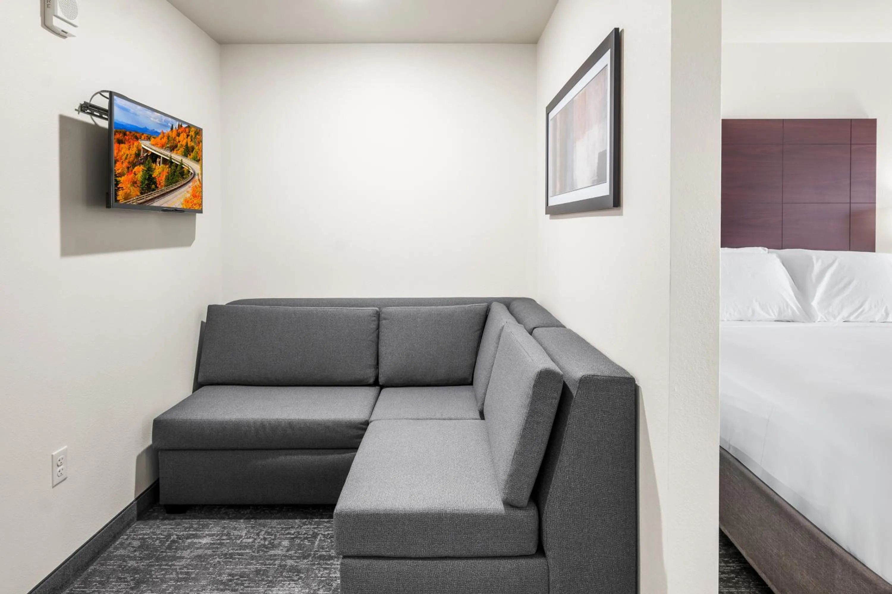 Seating area, Bed in Cobblestone Hotel & Suites Denmark - Green Bay