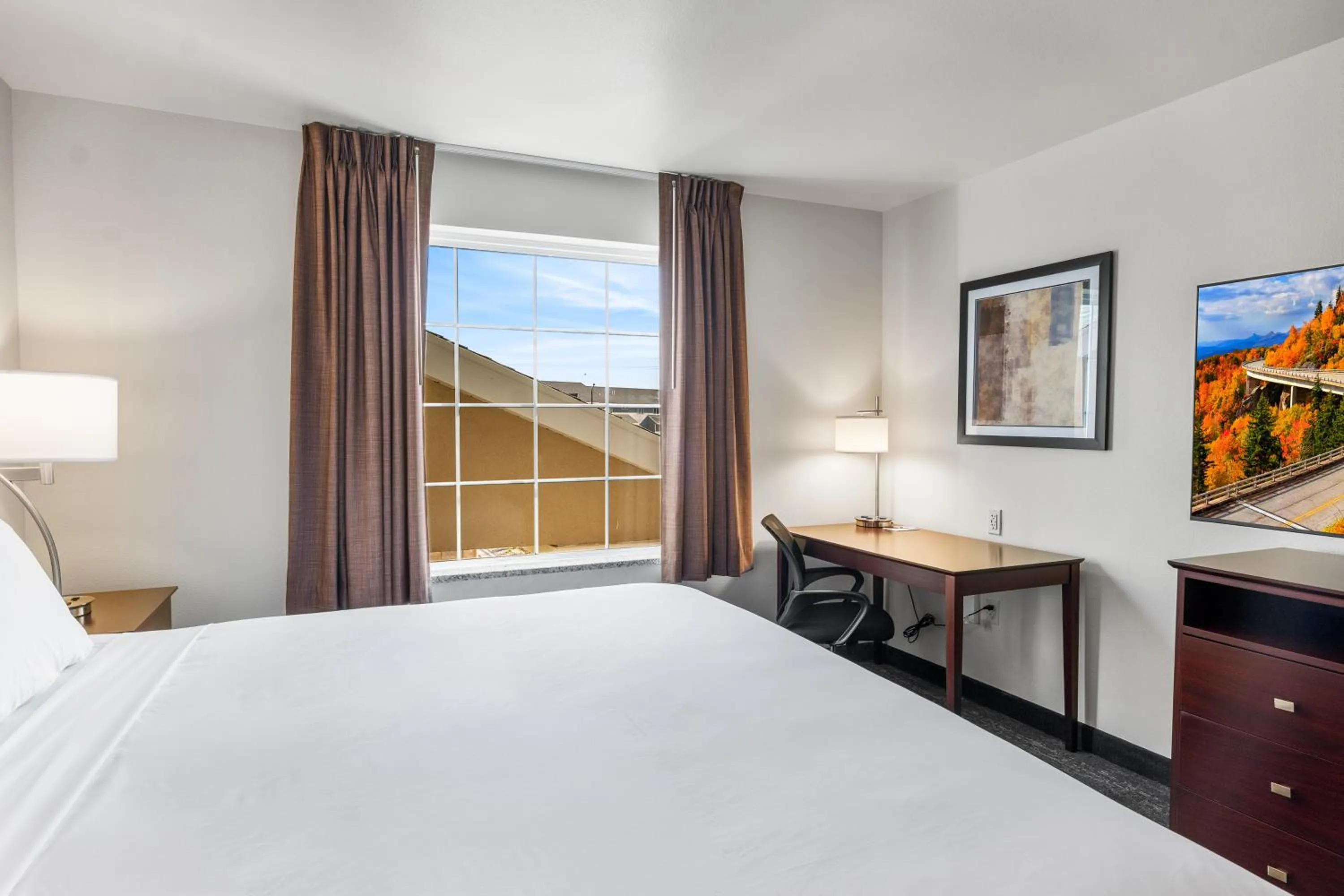 Bed in Cobblestone Hotel & Suites Denmark - Green Bay