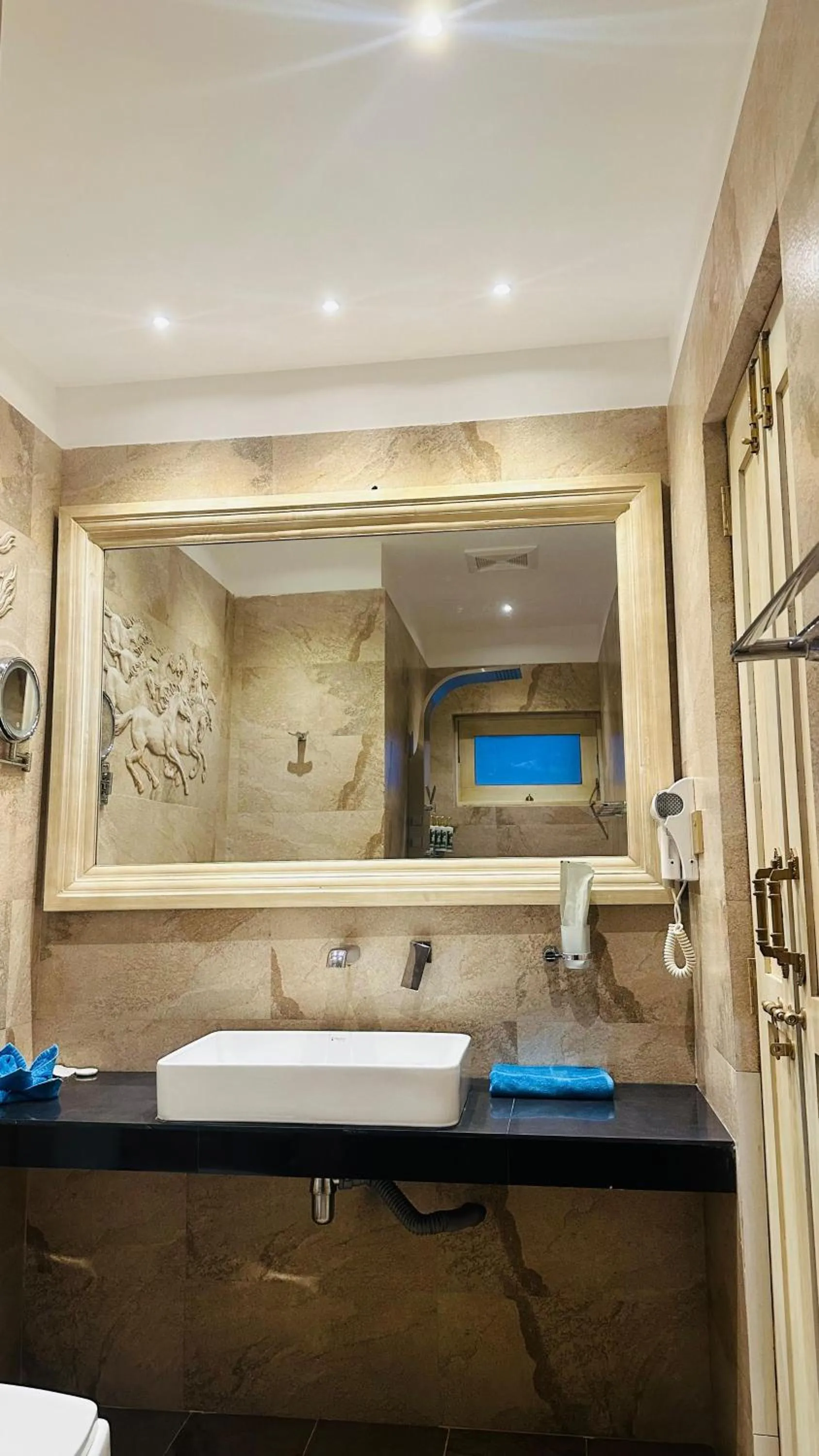 Bathroom in The Waves Unawatuna