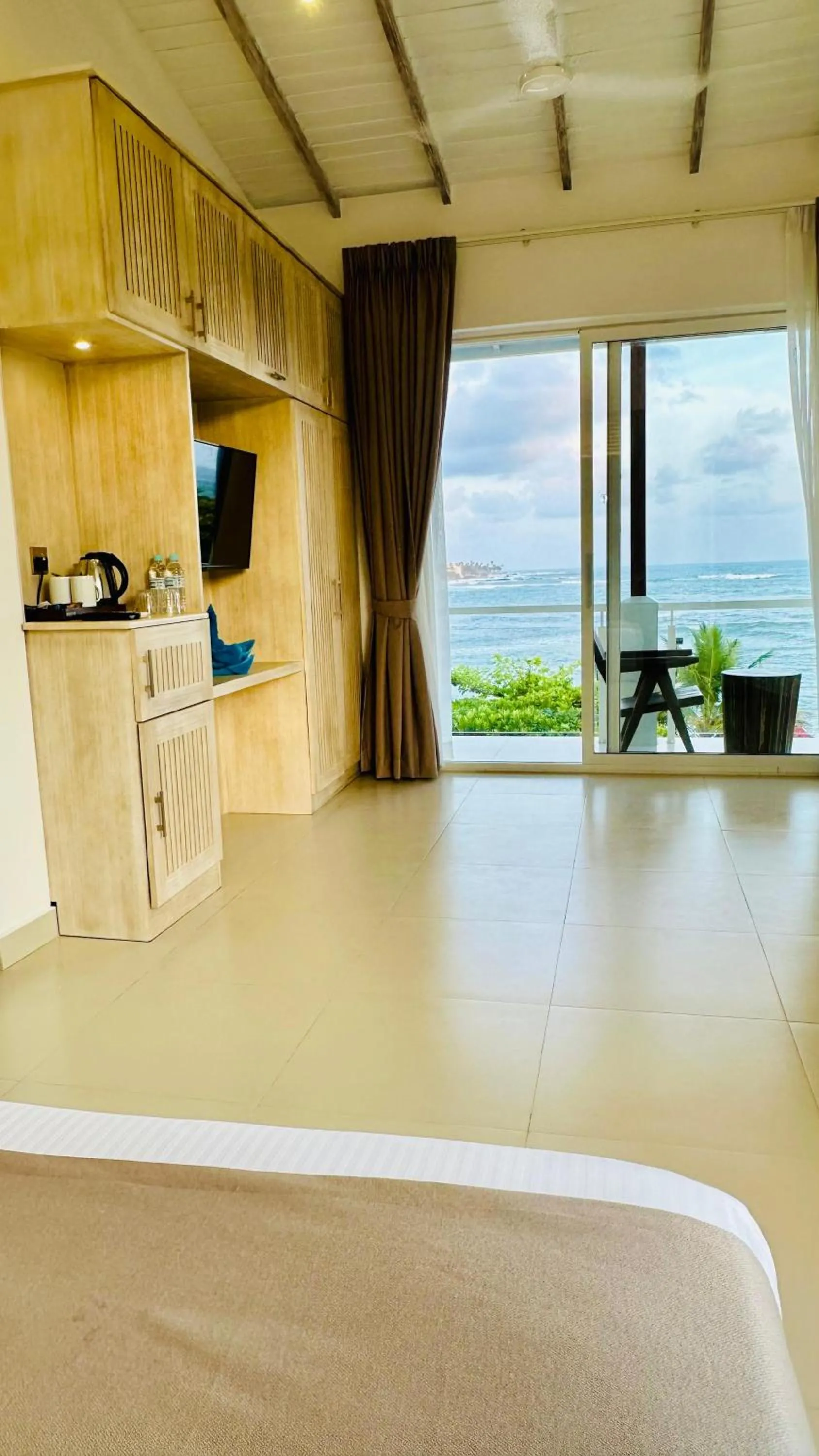 Bedroom in The Waves Unawatuna