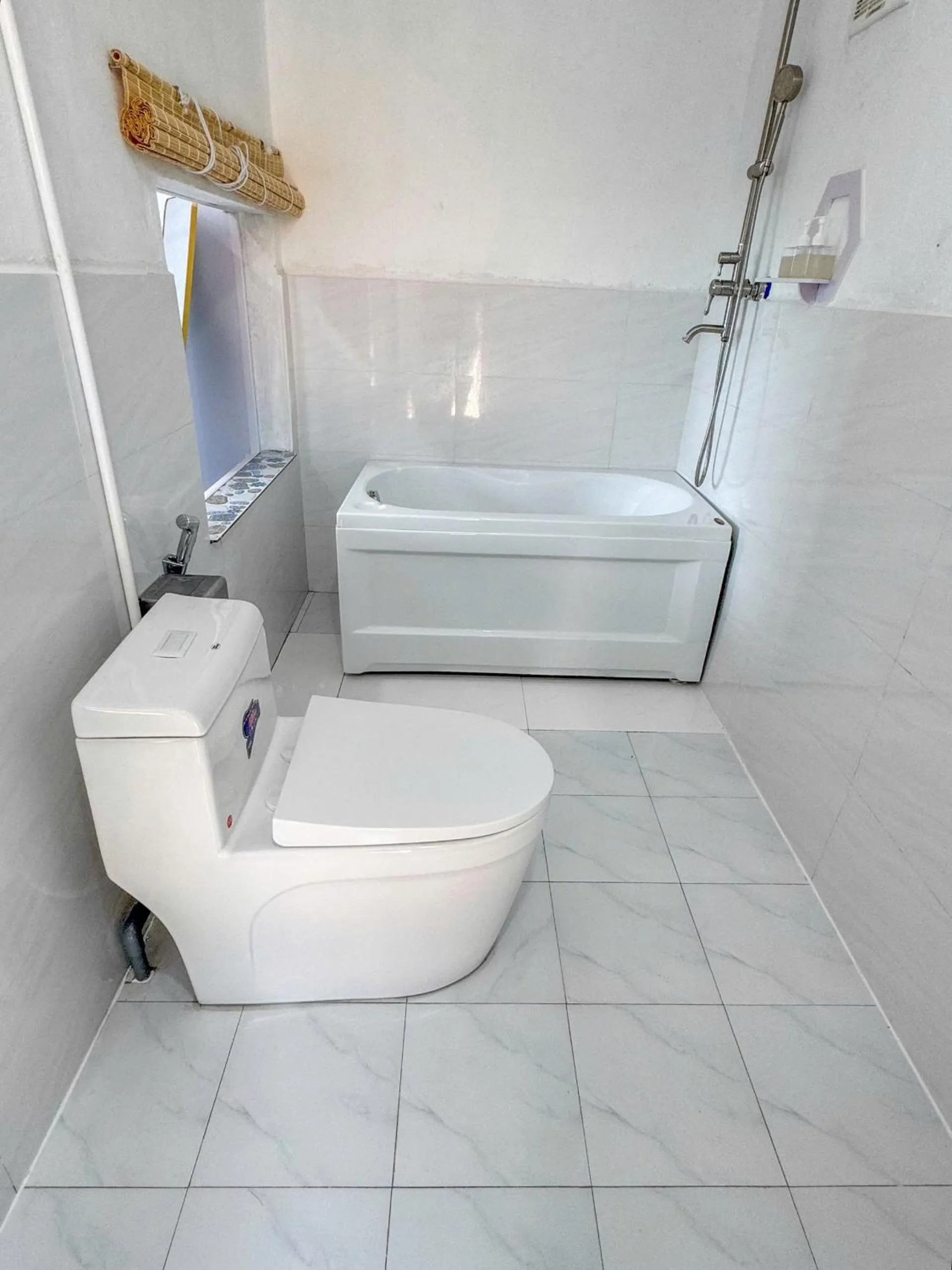 Toilet in Long Vĩ hotel - đảo Phú Quý