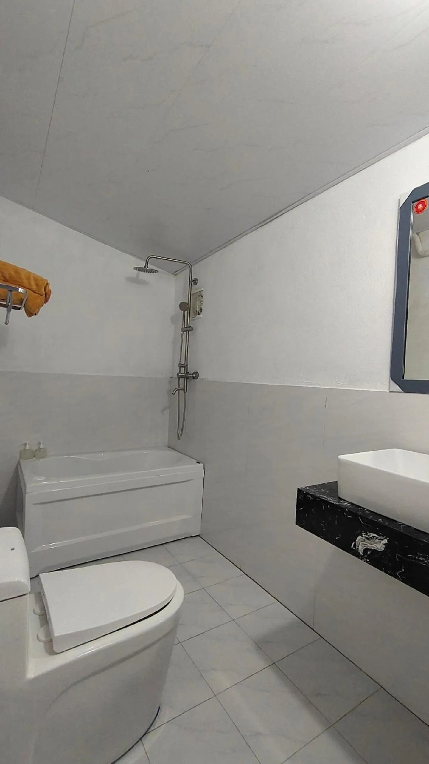 Shower in Long Vĩ hotel - đảo Phú Quý