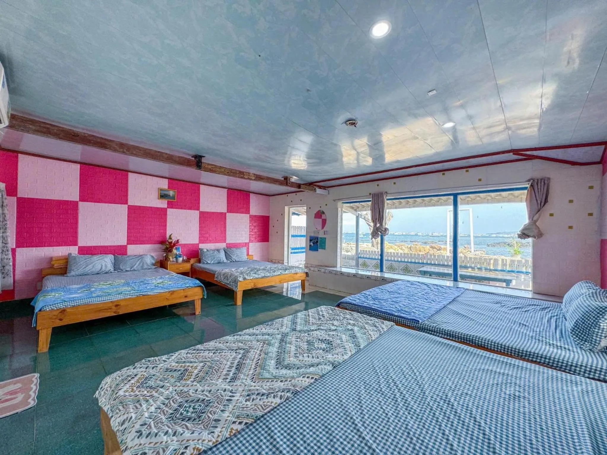 Bedroom, Bed in Long Vĩ hotel - đảo Phú Quý