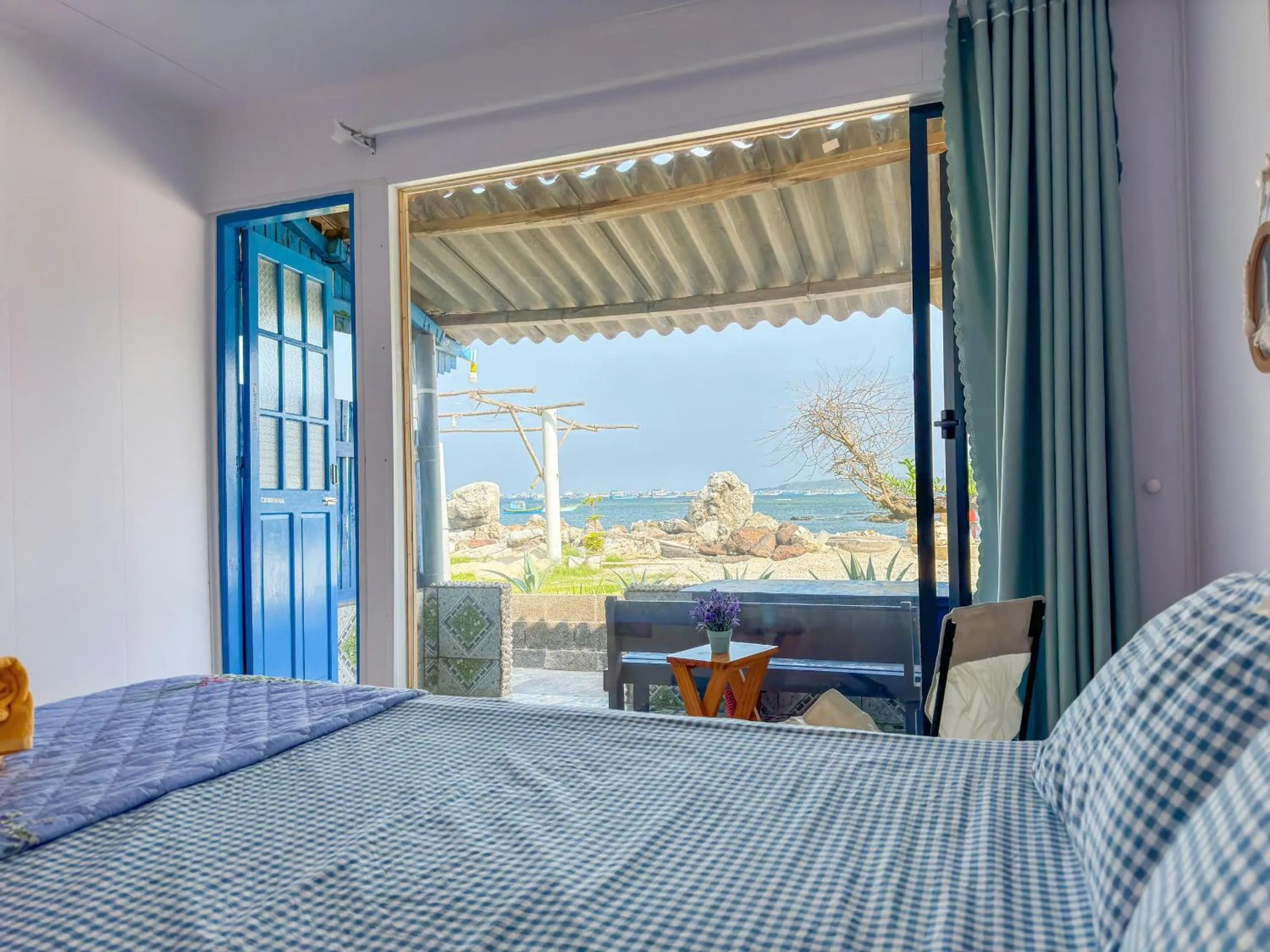 Bed in Long Vĩ hotel - đảo Phú Quý