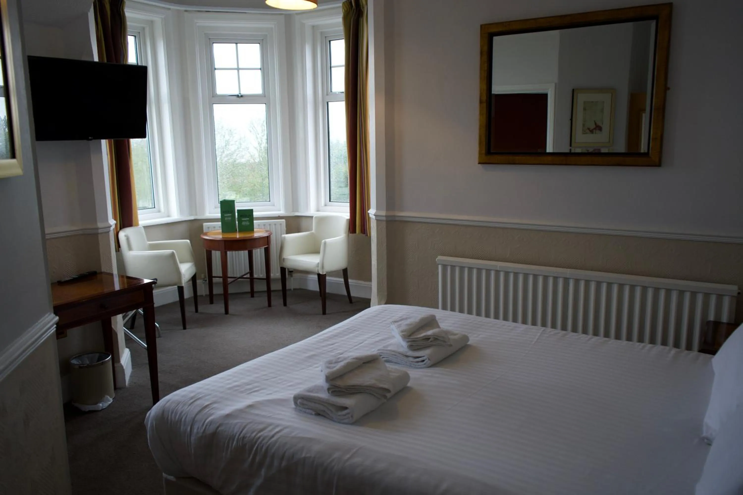 Bedroom, Bed in North Shore Hotel