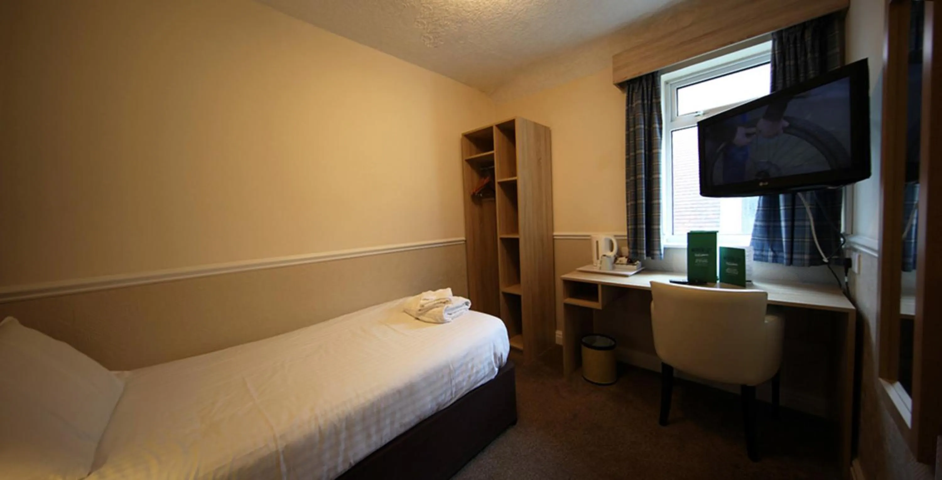 Bedroom, Bed in North Shore Hotel