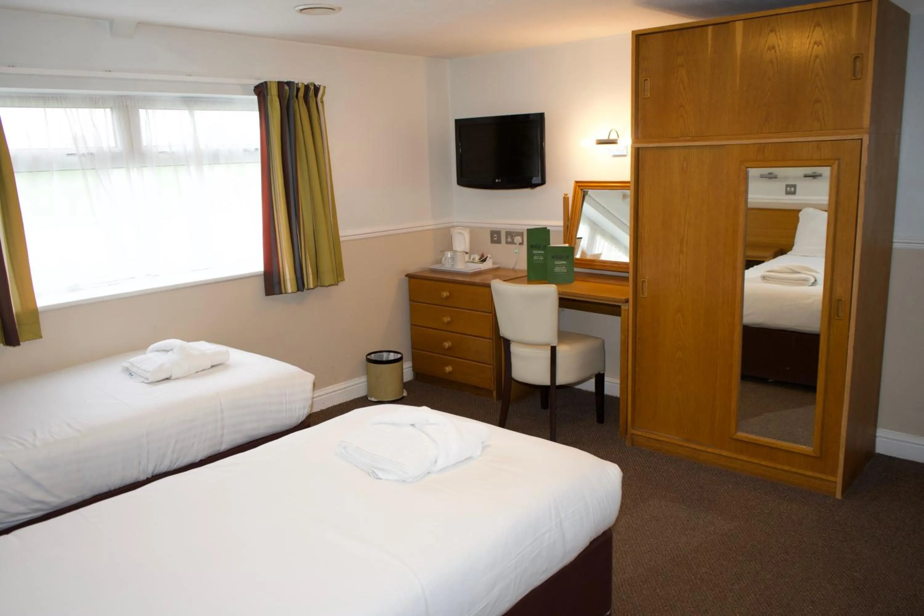 Bedroom, Bed in North Shore Hotel