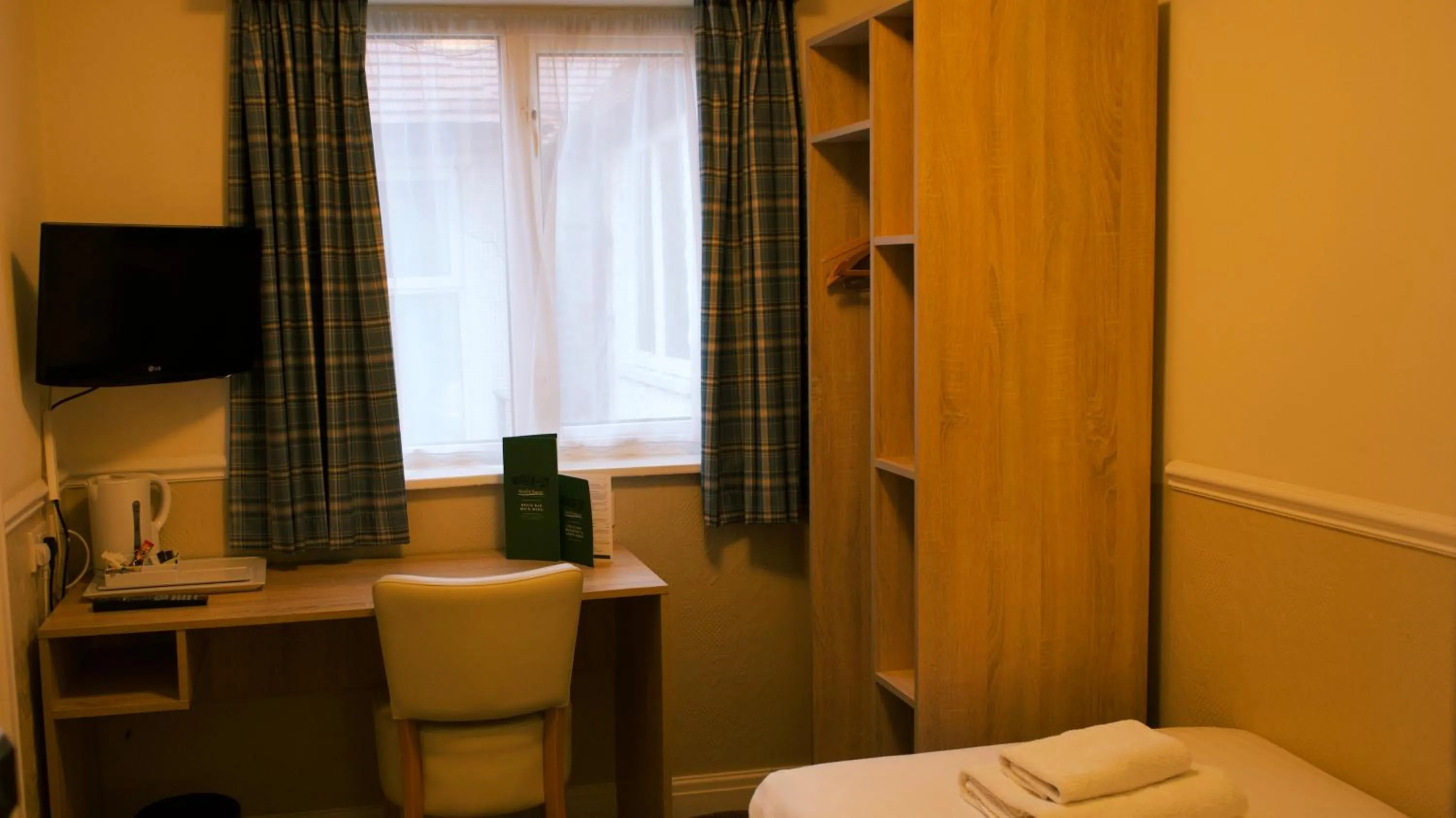 Bedroom, Bed in North Shore Hotel