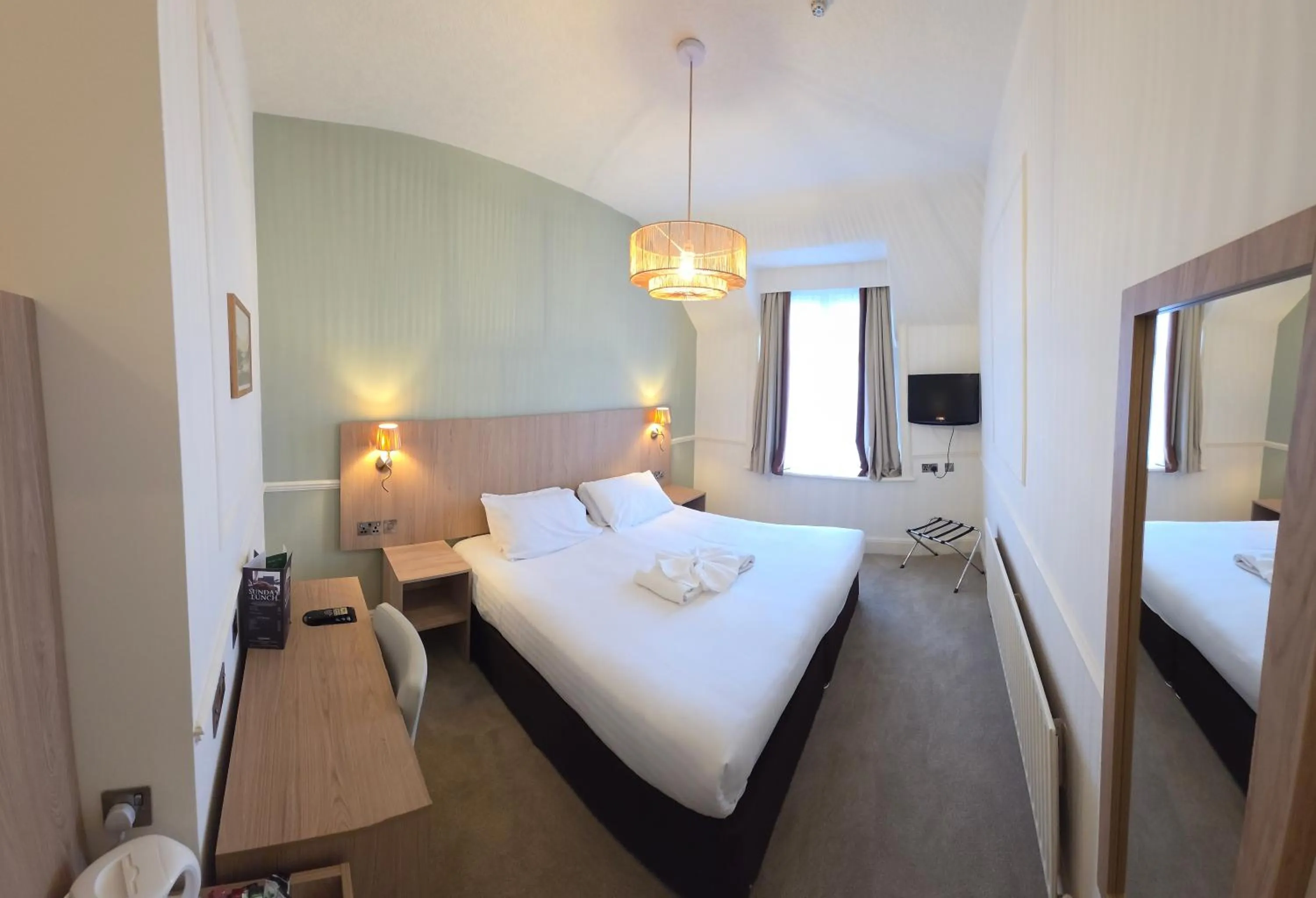 Bedroom, Bed in North Shore Hotel