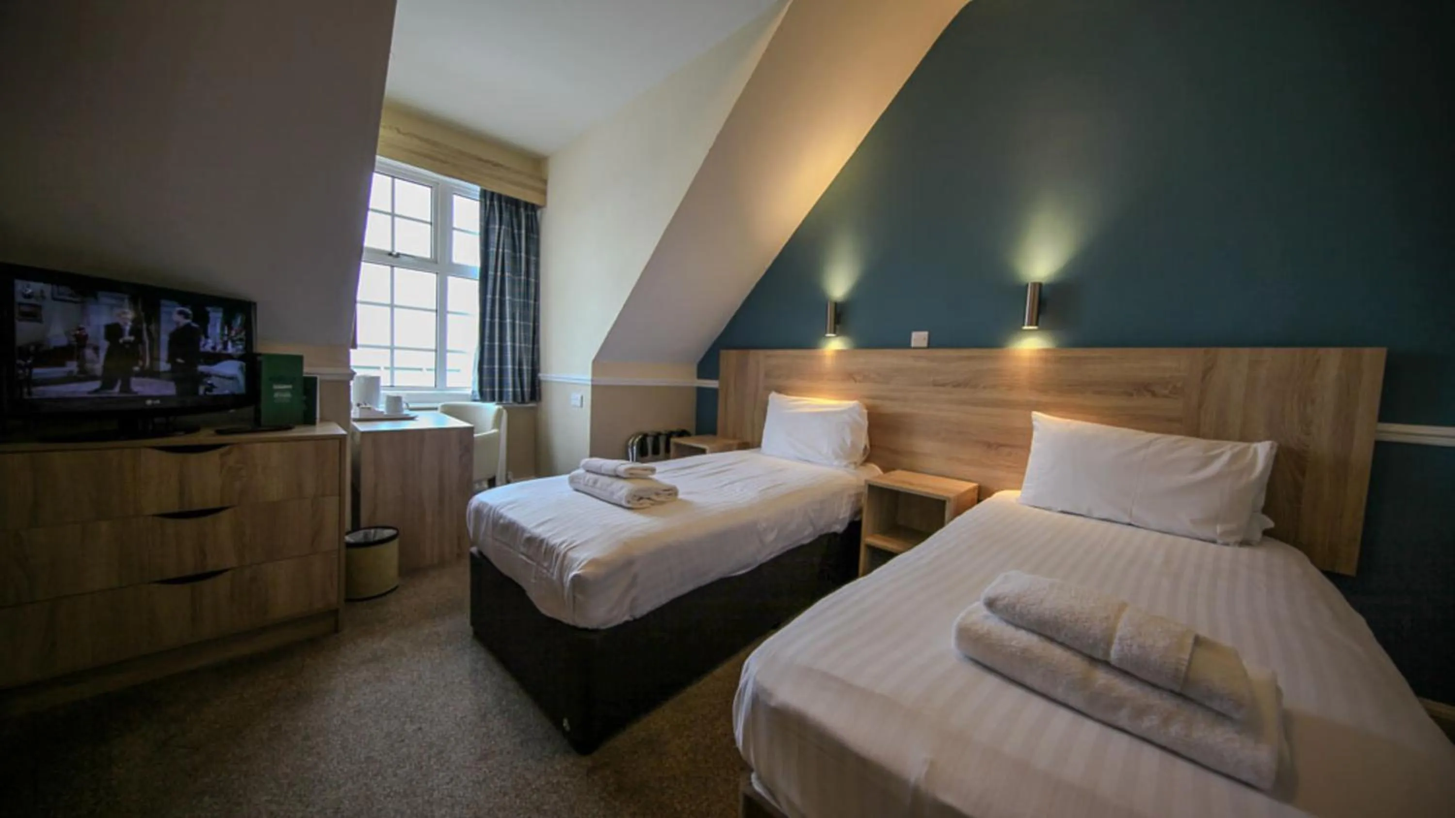 Bedroom, Bed in North Shore Hotel