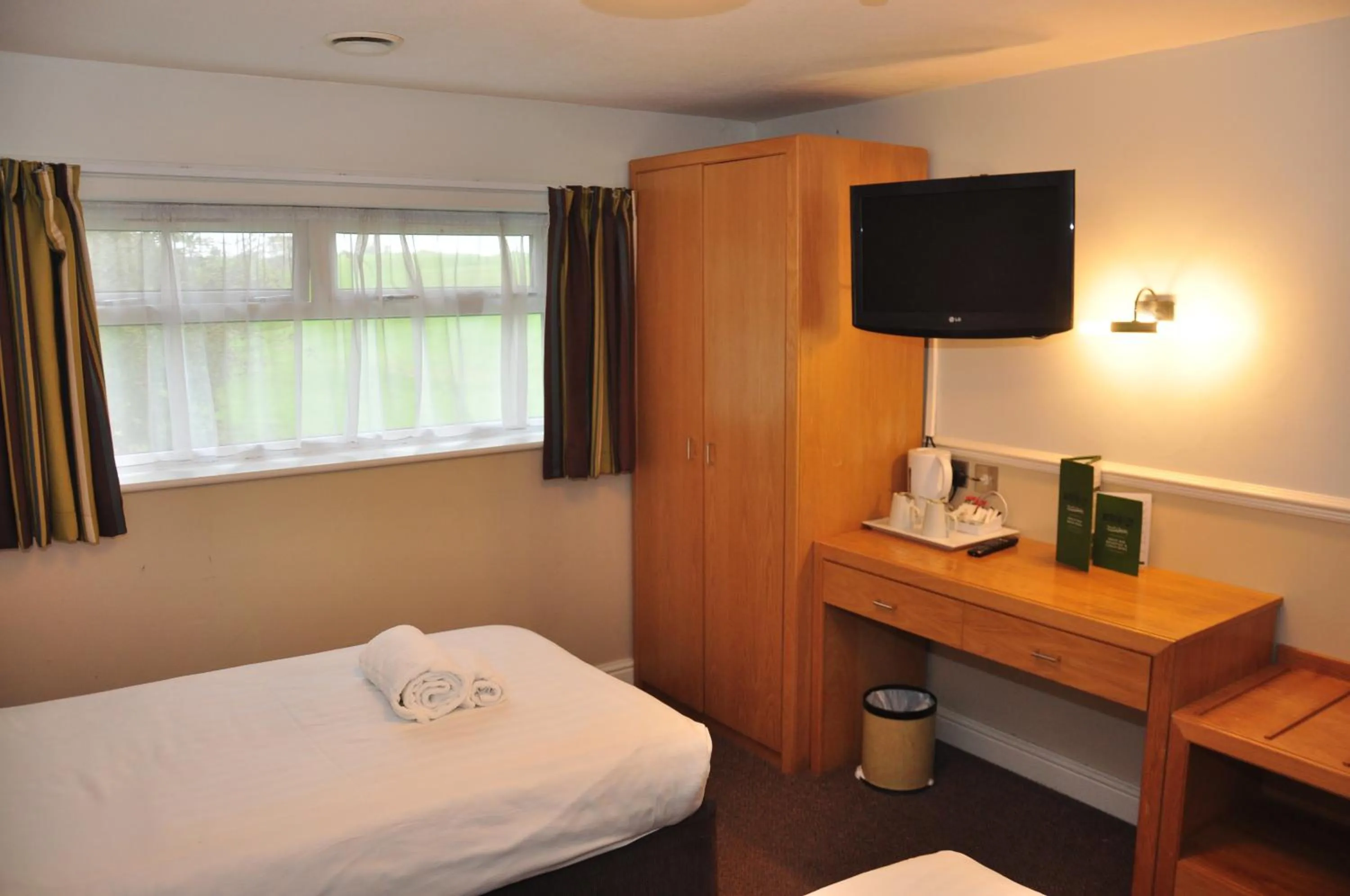 Bedroom, Bed in North Shore Hotel