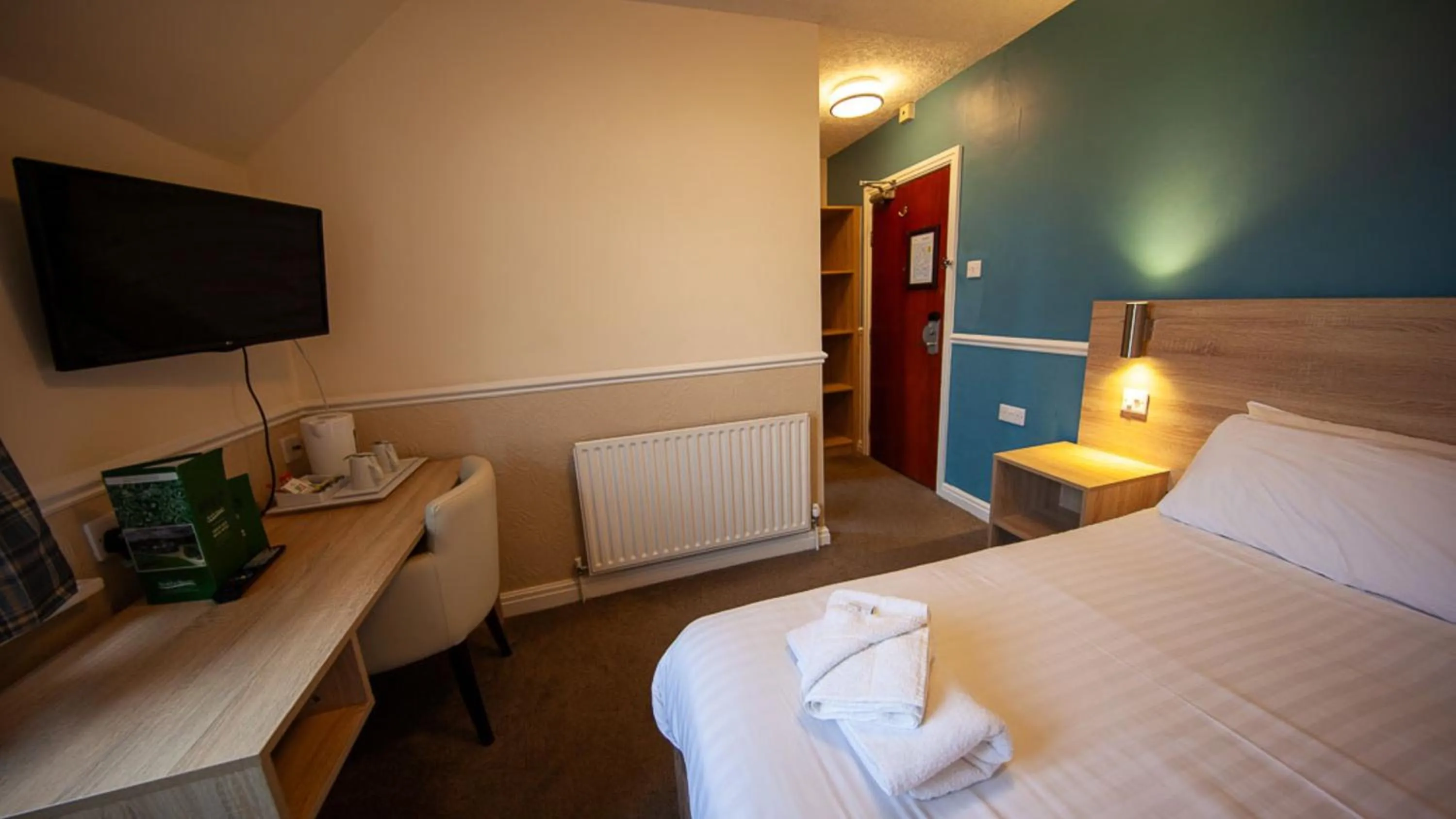 Bedroom, Bed in North Shore Hotel