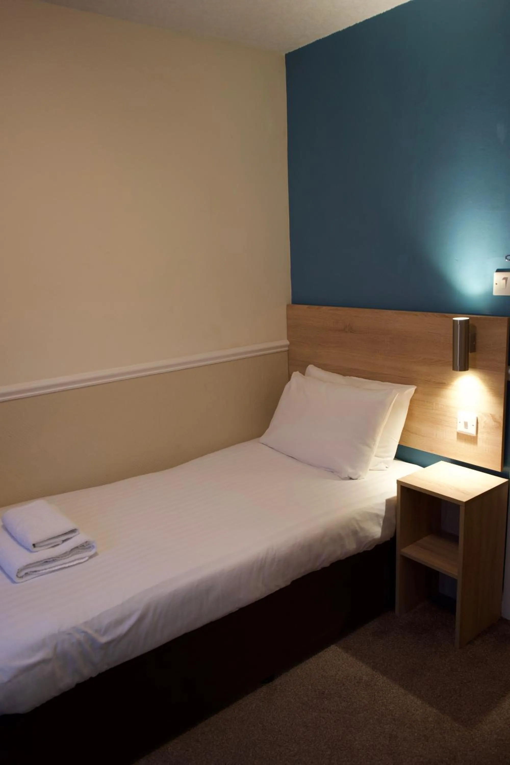 Bedroom, Bed in North Shore Hotel