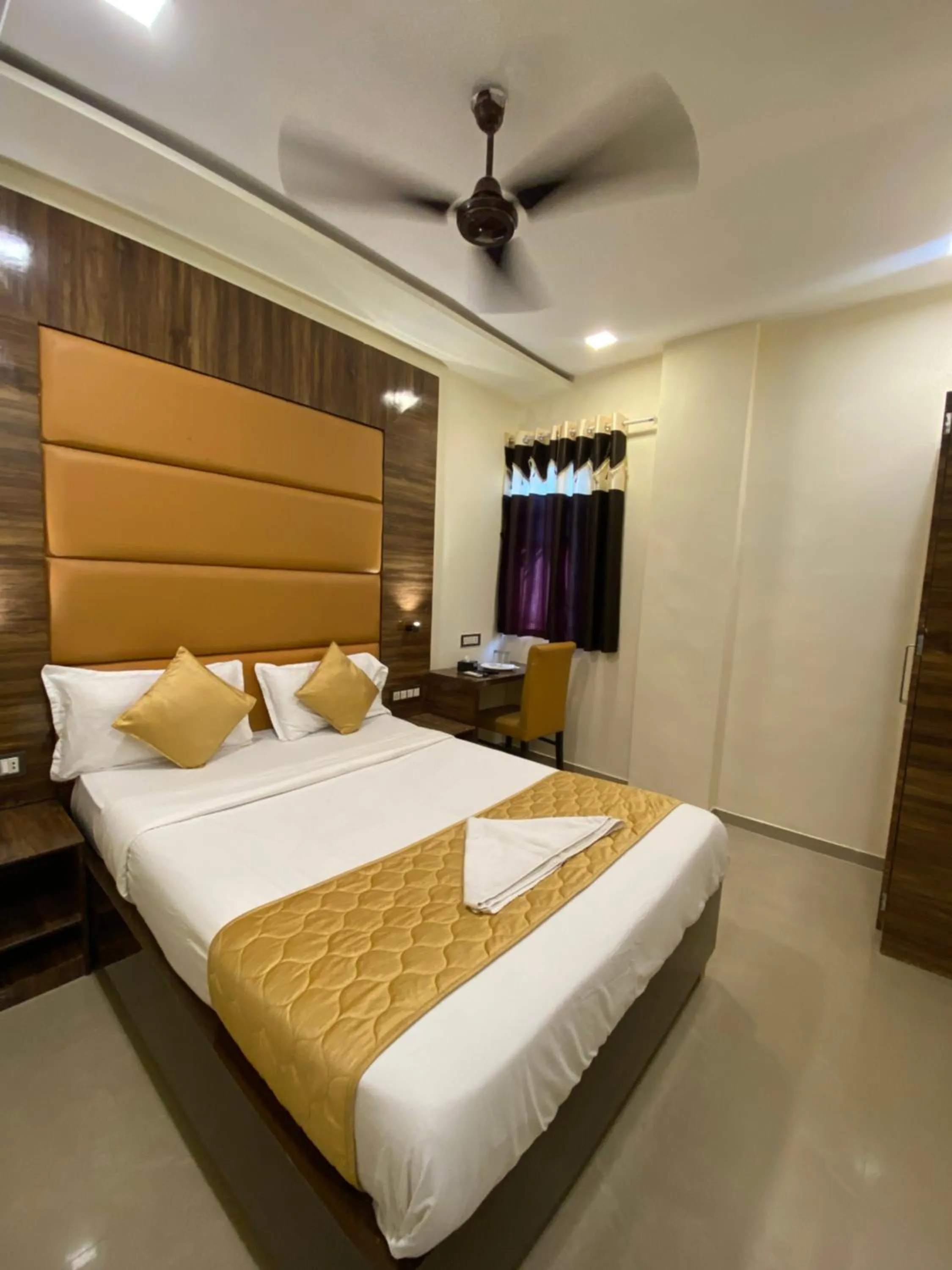 Bed in Hotel Blue Wellington - Near Mumbai Airport