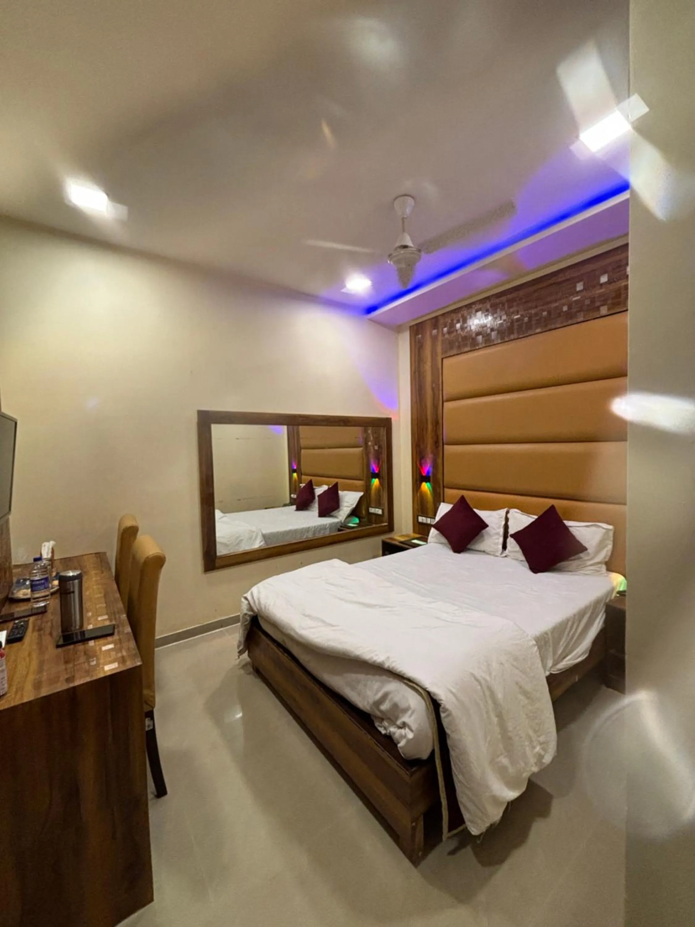 TV and multimedia, Bed in Hotel Blue Wellington - Near Mumbai Airport