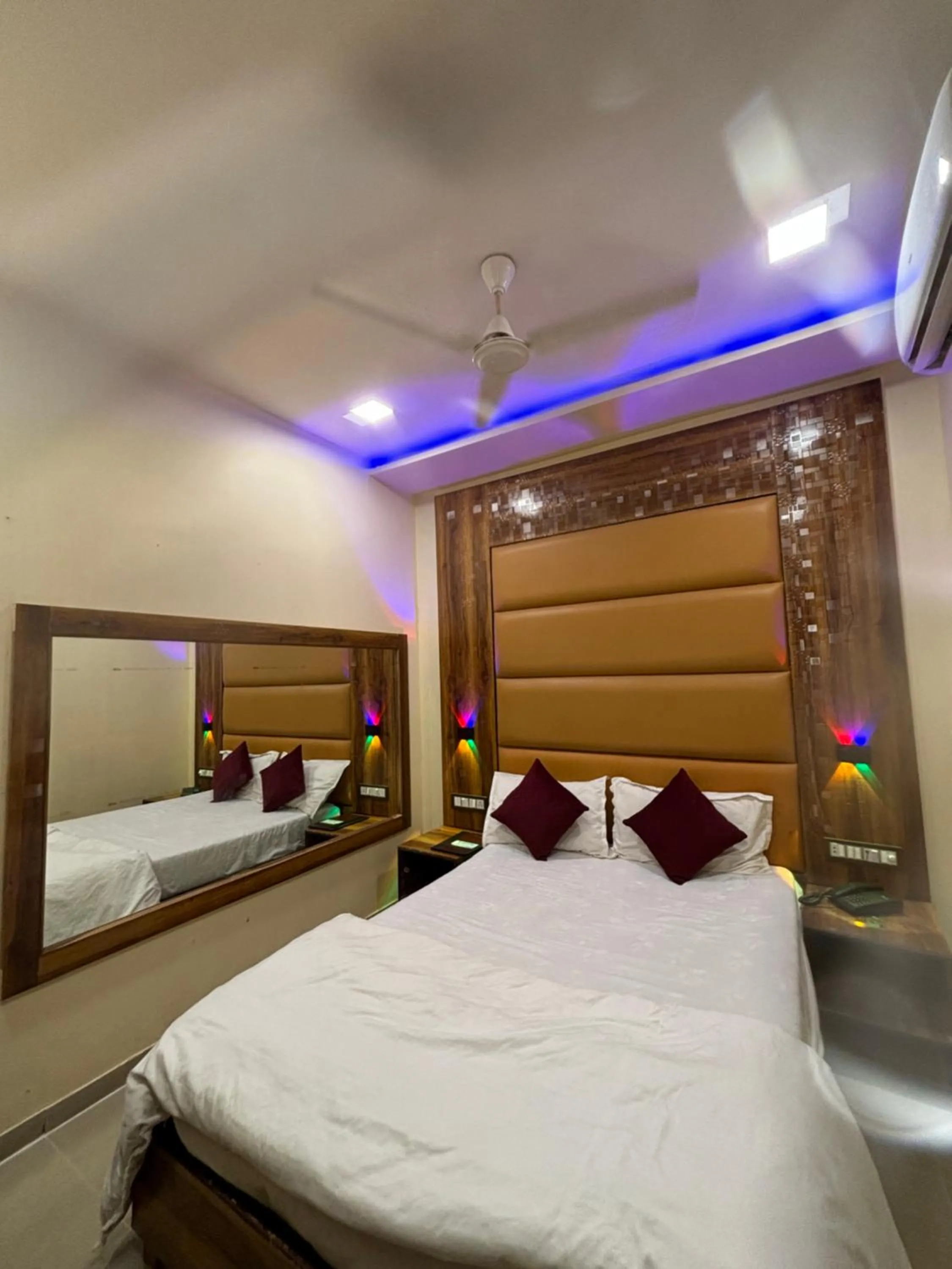 Family, Bed in Hotel Blue Wellington - Near Mumbai Airport
