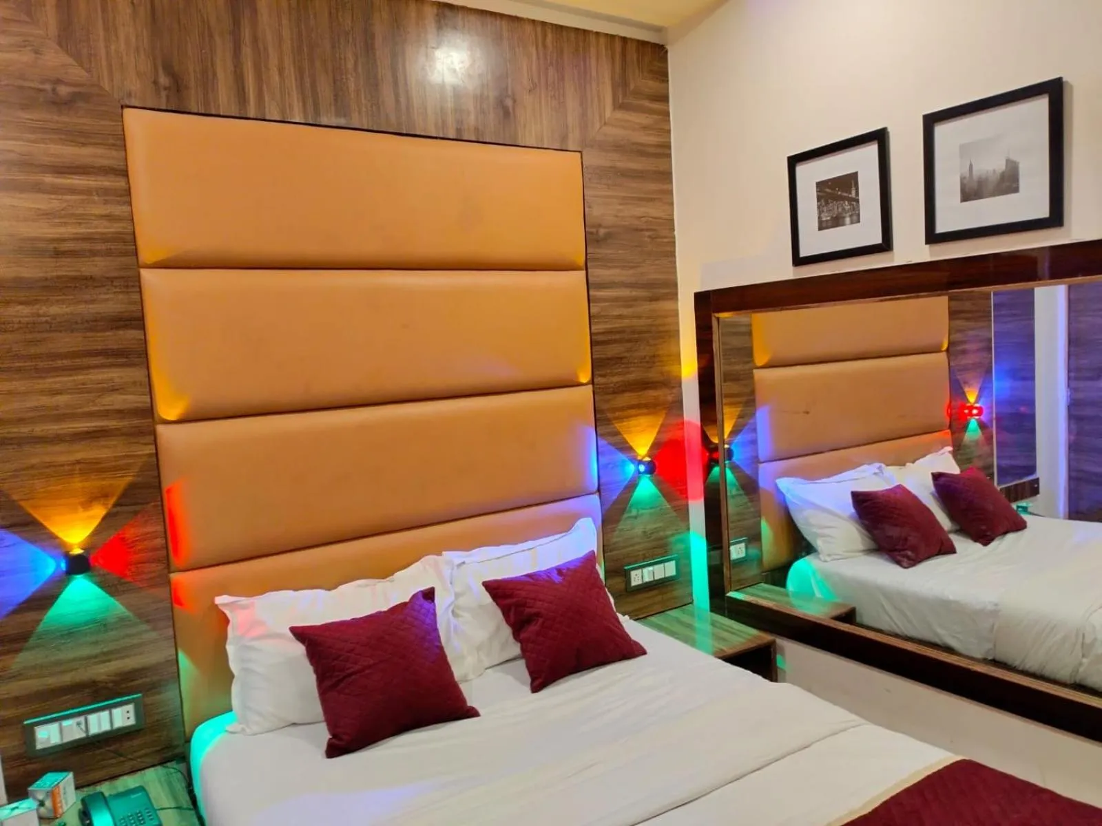 TV and multimedia, Bed in Hotel Blue Wellington - Near Mumbai Airport