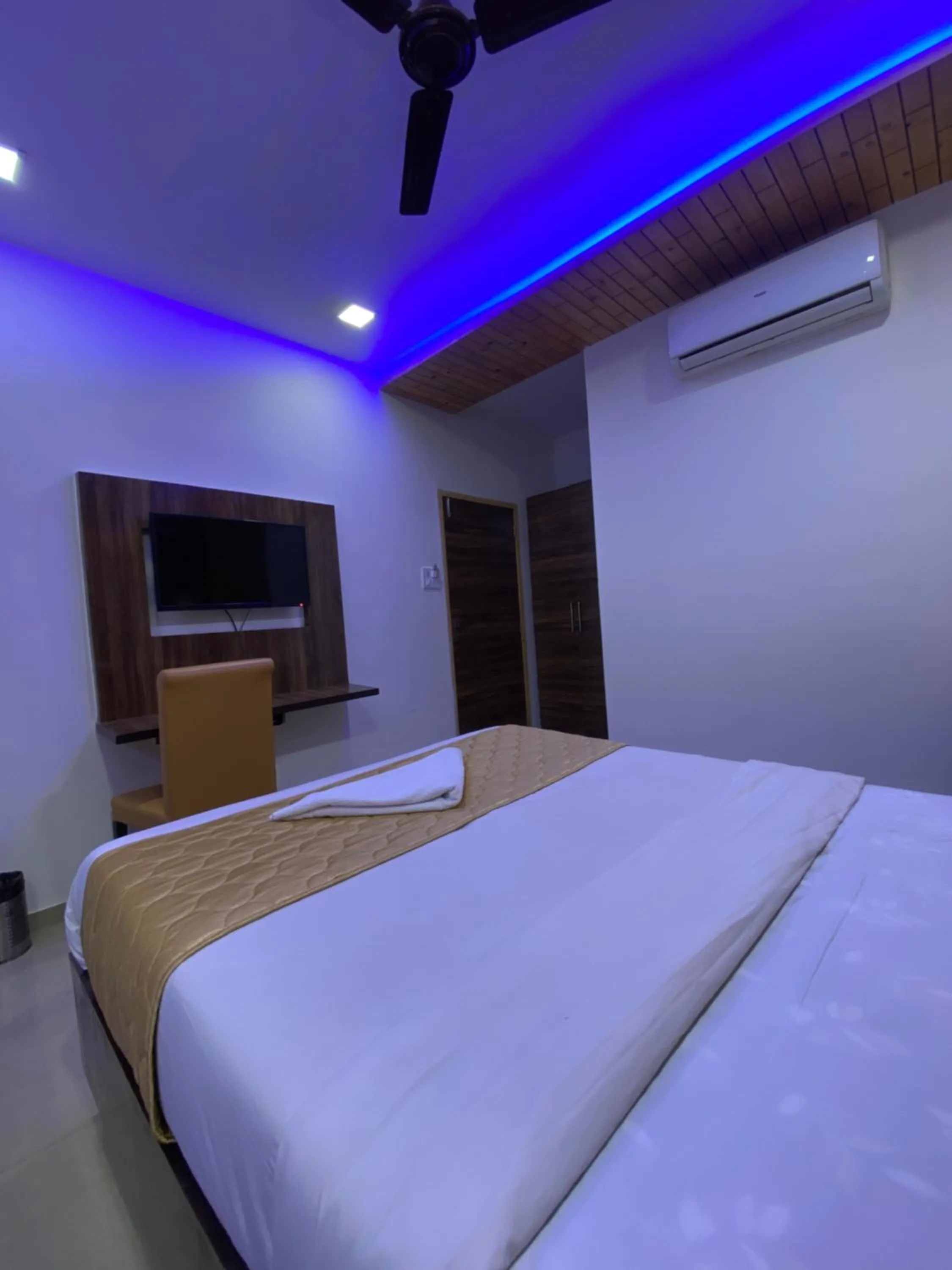 Bed in Hotel Blue Wellington - Near Mumbai Airport