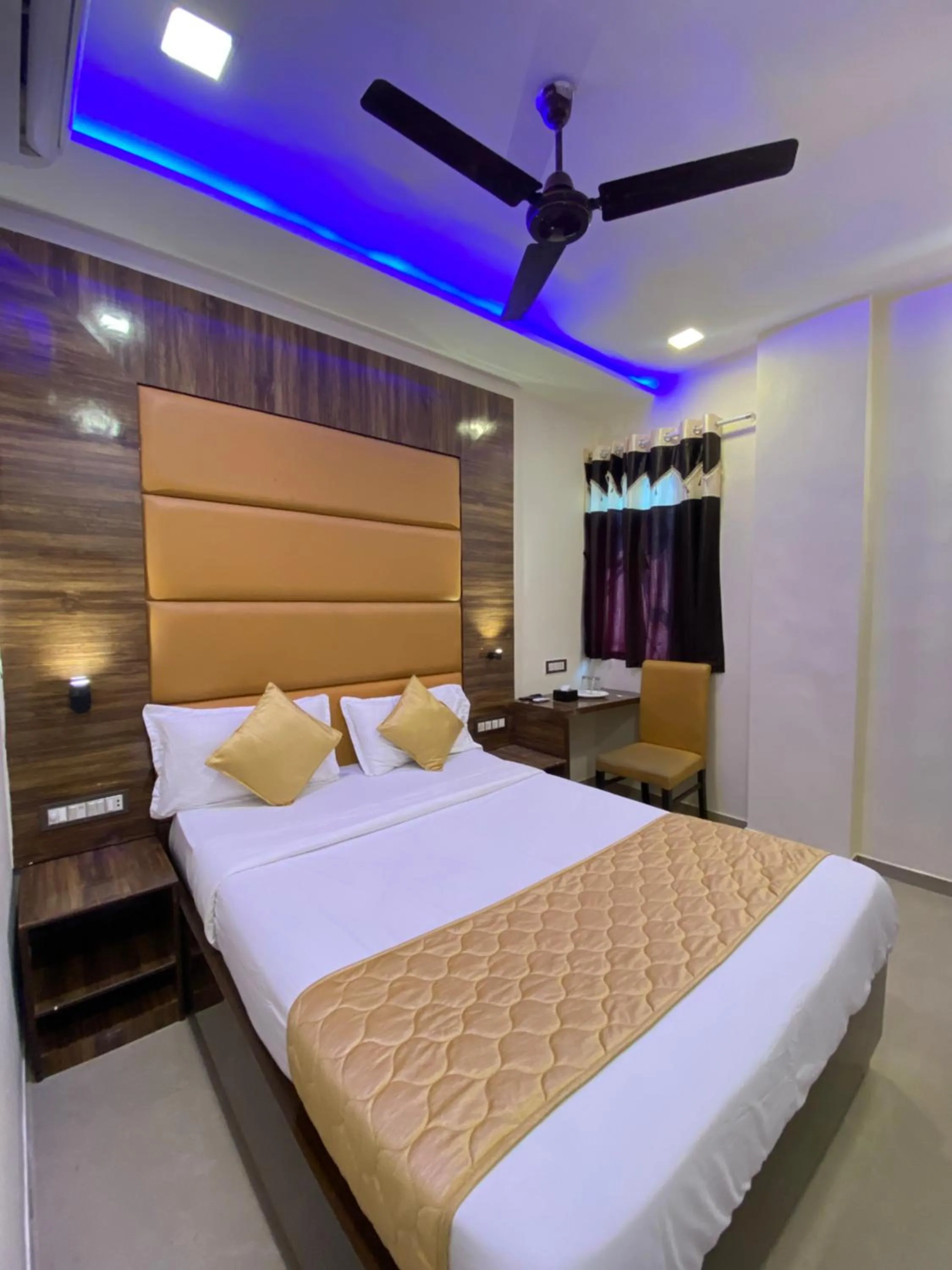 Bed in Hotel Blue Wellington - Near Mumbai Airport