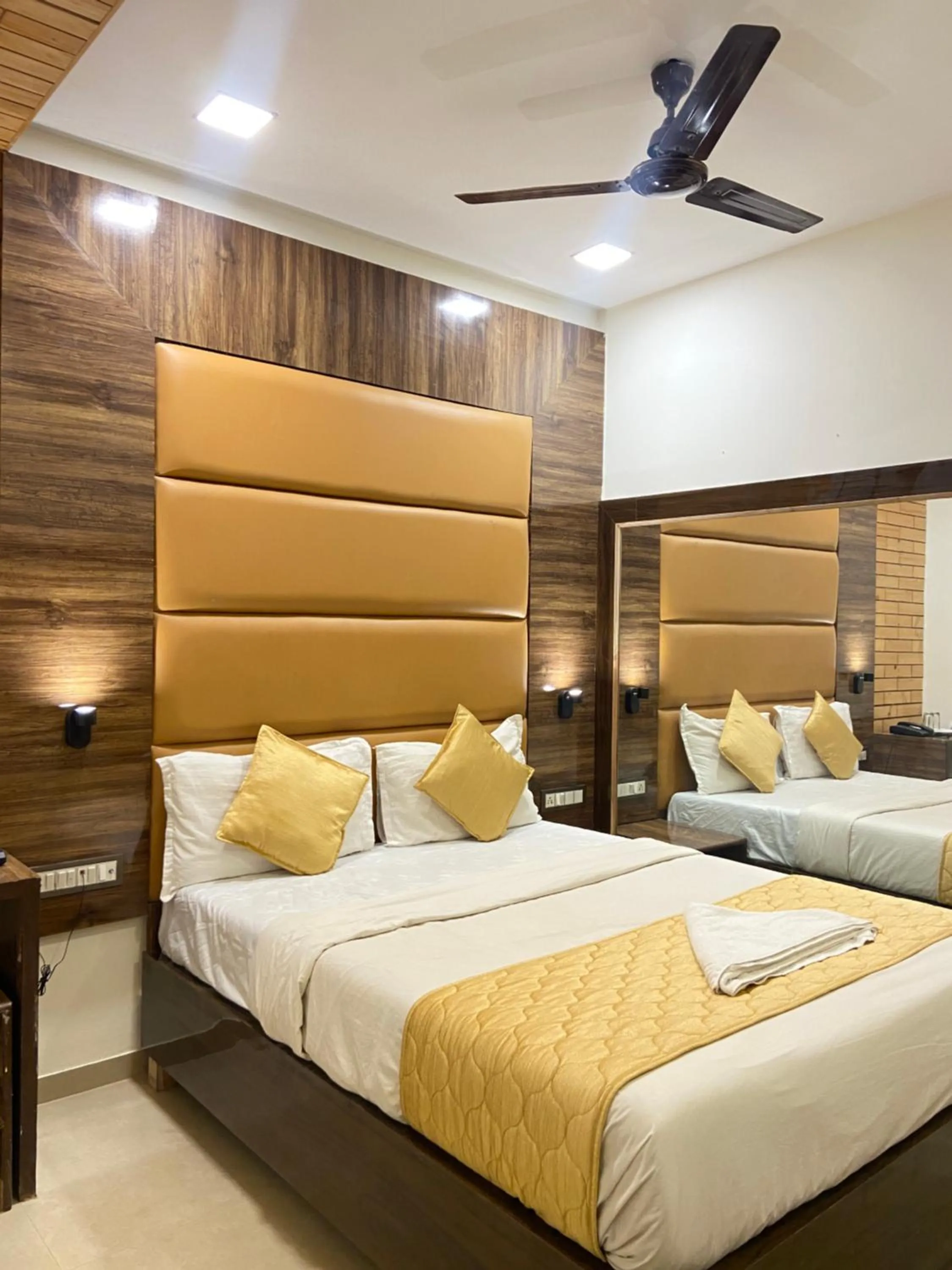 Bed in Hotel Blue Wellington - Near Mumbai Airport