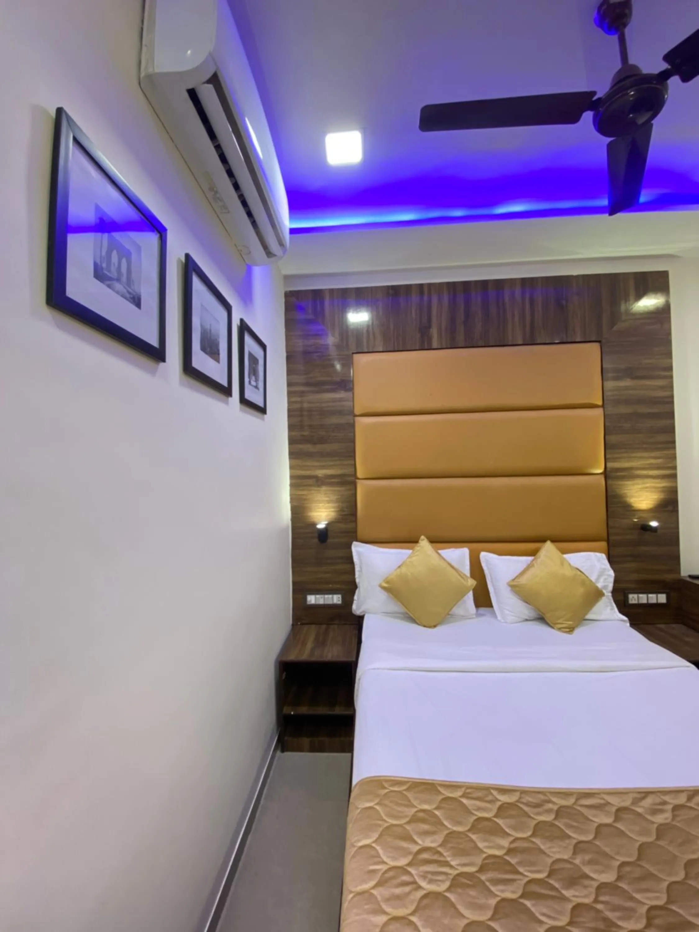 Bed in Hotel Blue Wellington - Near Mumbai Airport