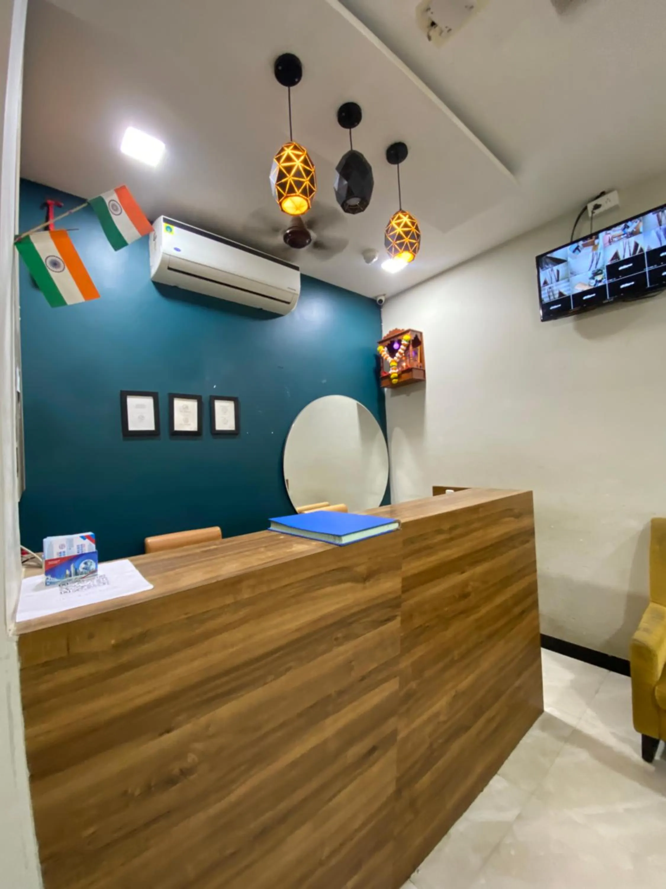 TV and multimedia in Hotel Blue Wellington - Near Mumbai Airport