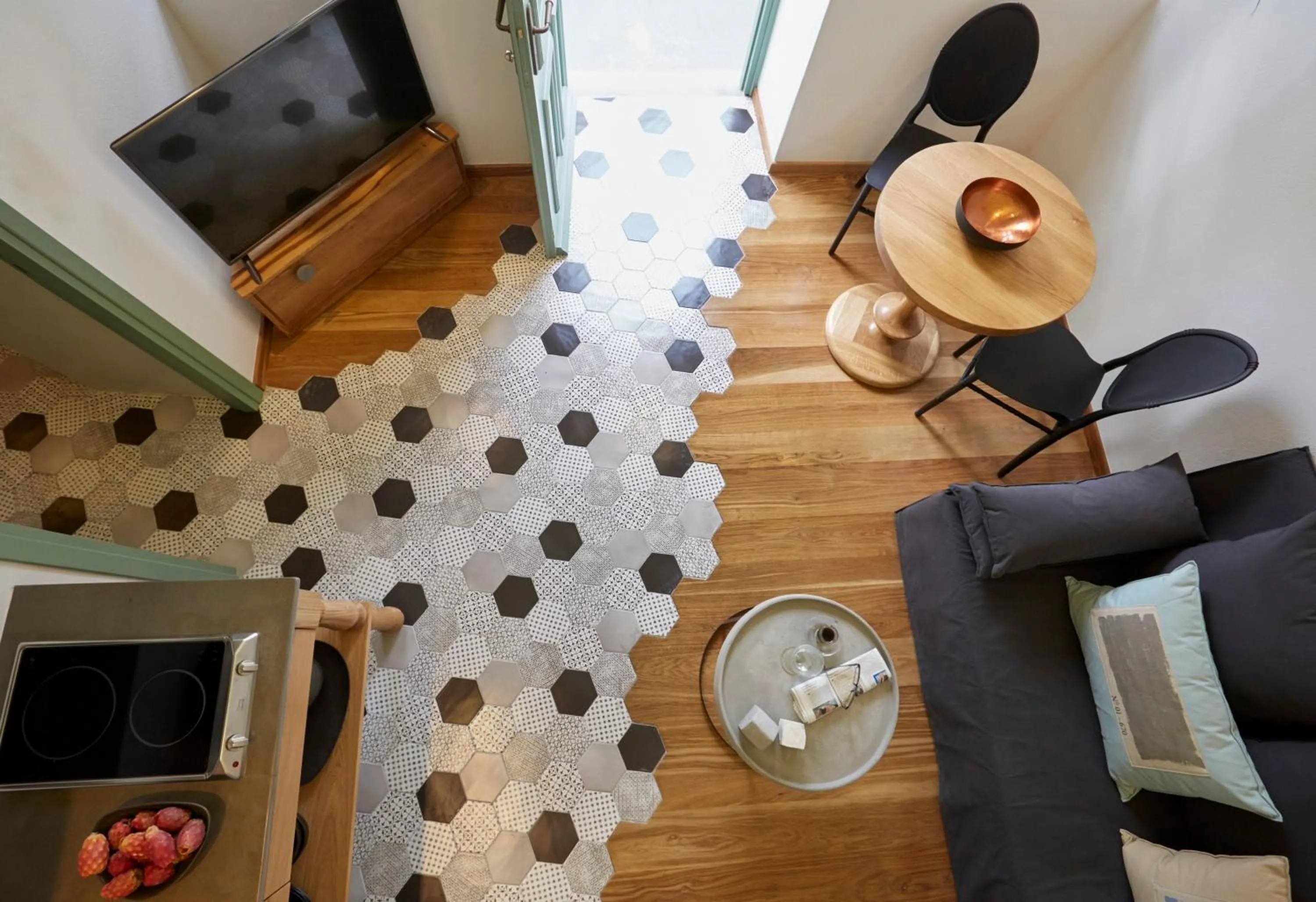 TV and multimedia in Yellow Orchid Cycladic House