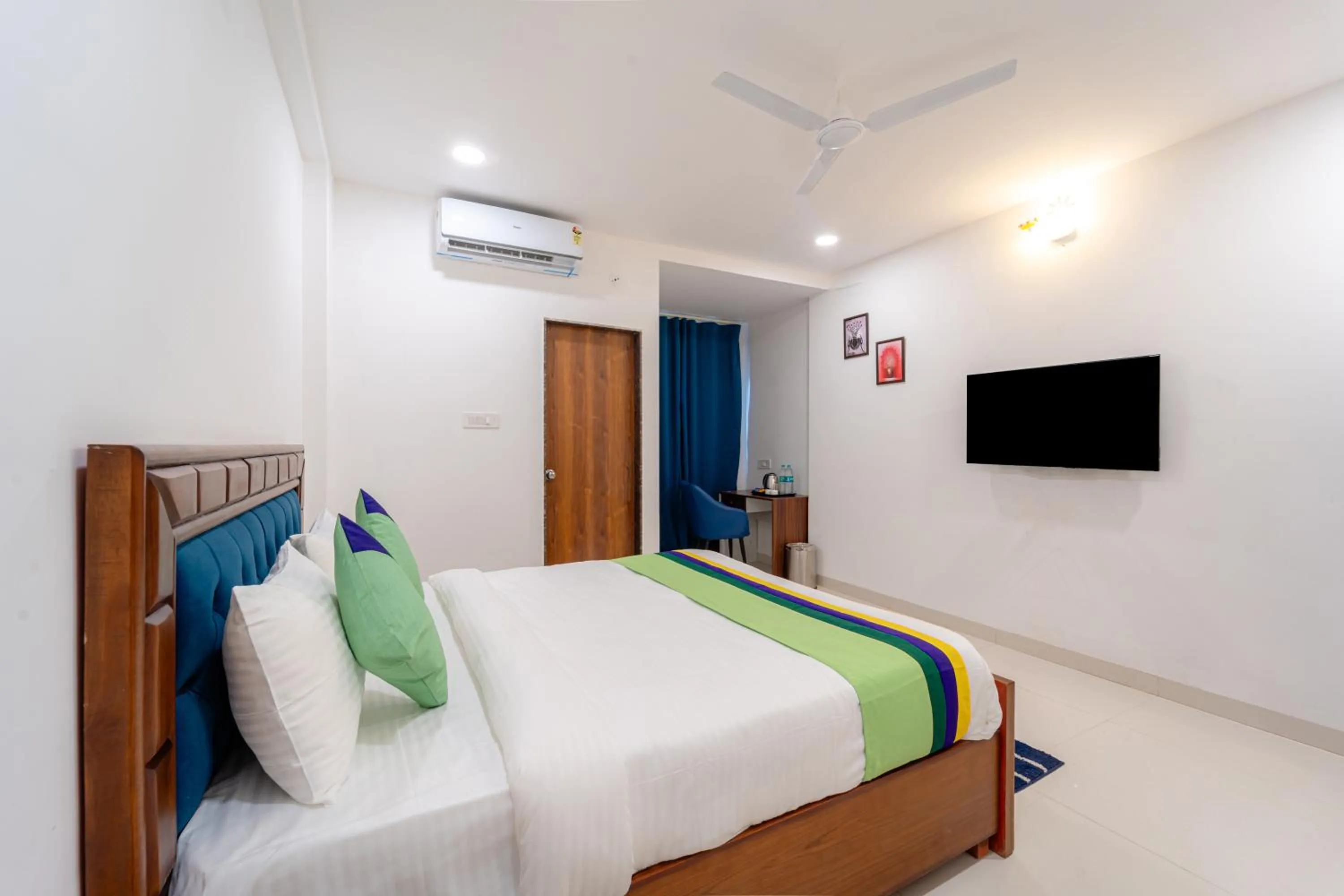 Bedroom, Bed in Treebo Pure Earth Stay, Vijay Nagar