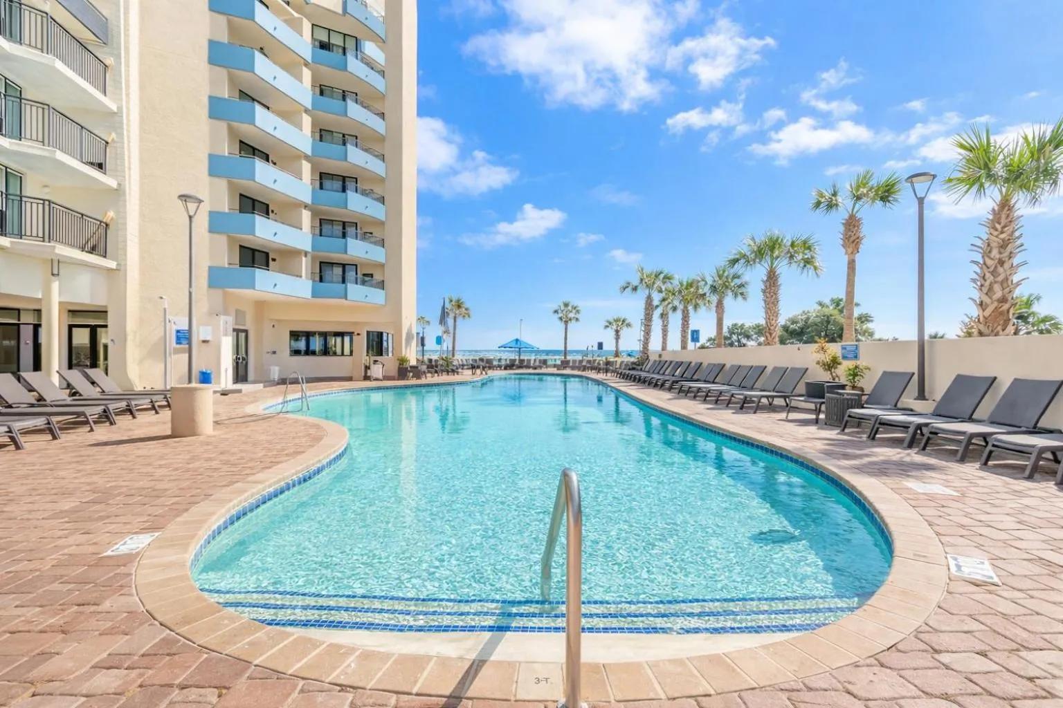 Newly Renovated Privately owned OF condo on 6th floor Ocean Reef w-heated pools, lazy river, hot tubs & restaurants