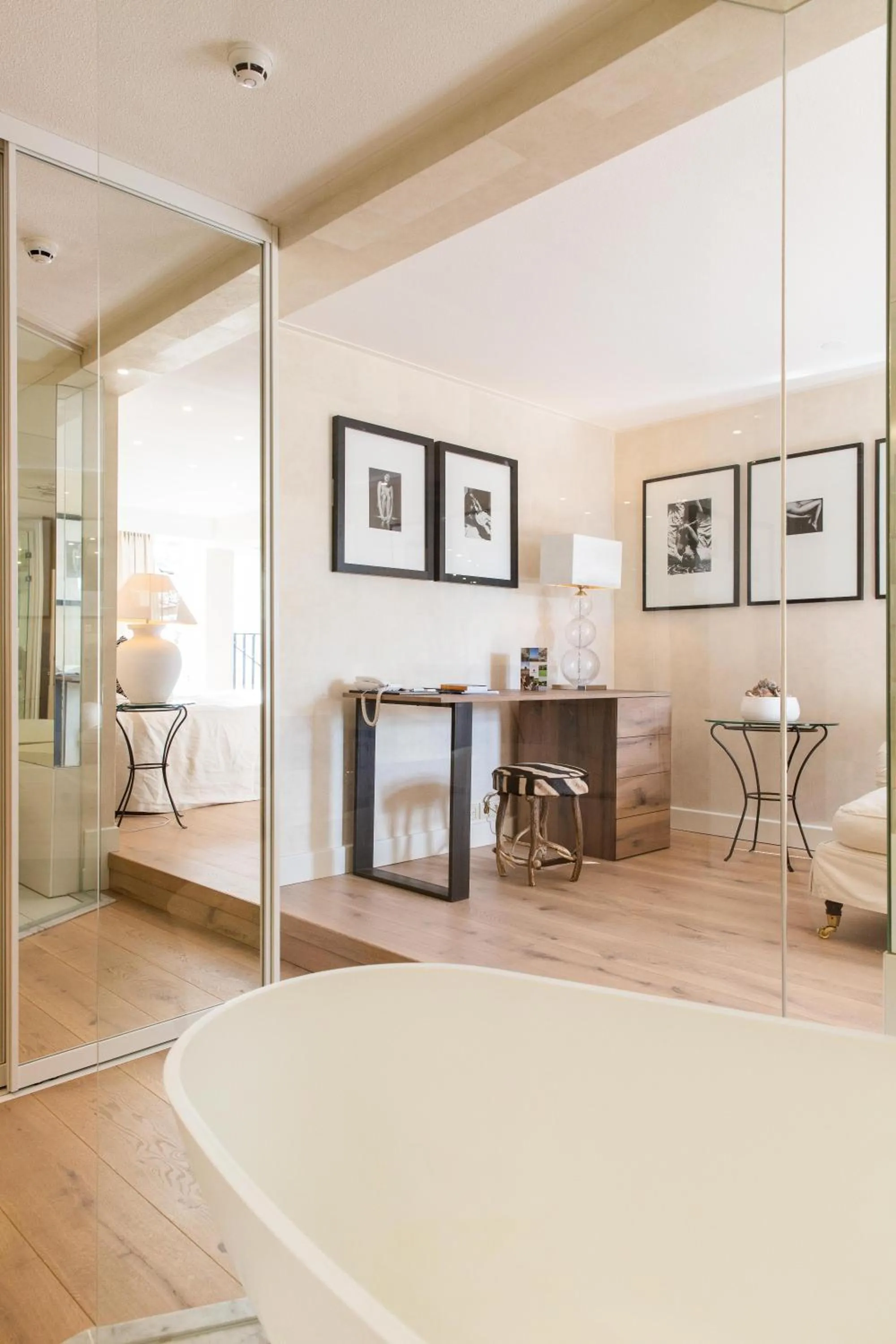 Bath, Bed in Restaurant Hotel Merlet