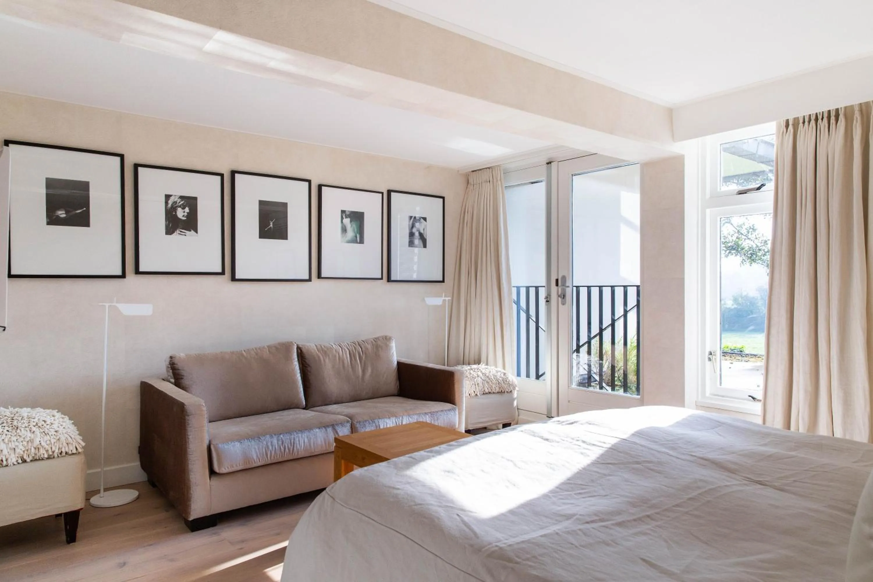Seating area, Bed in Restaurant Hotel Merlet
