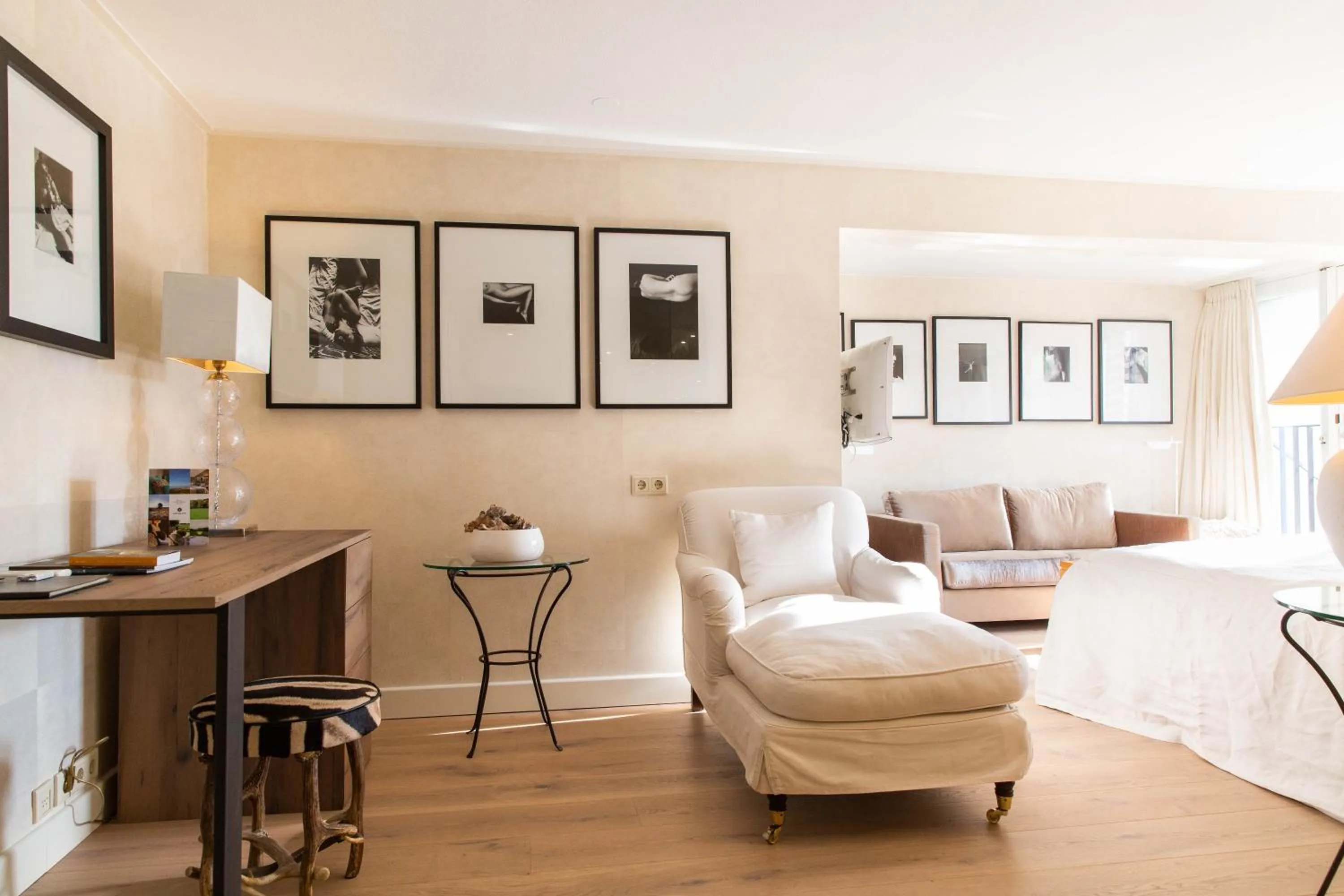 Seating area, Bed in Restaurant Hotel Merlet