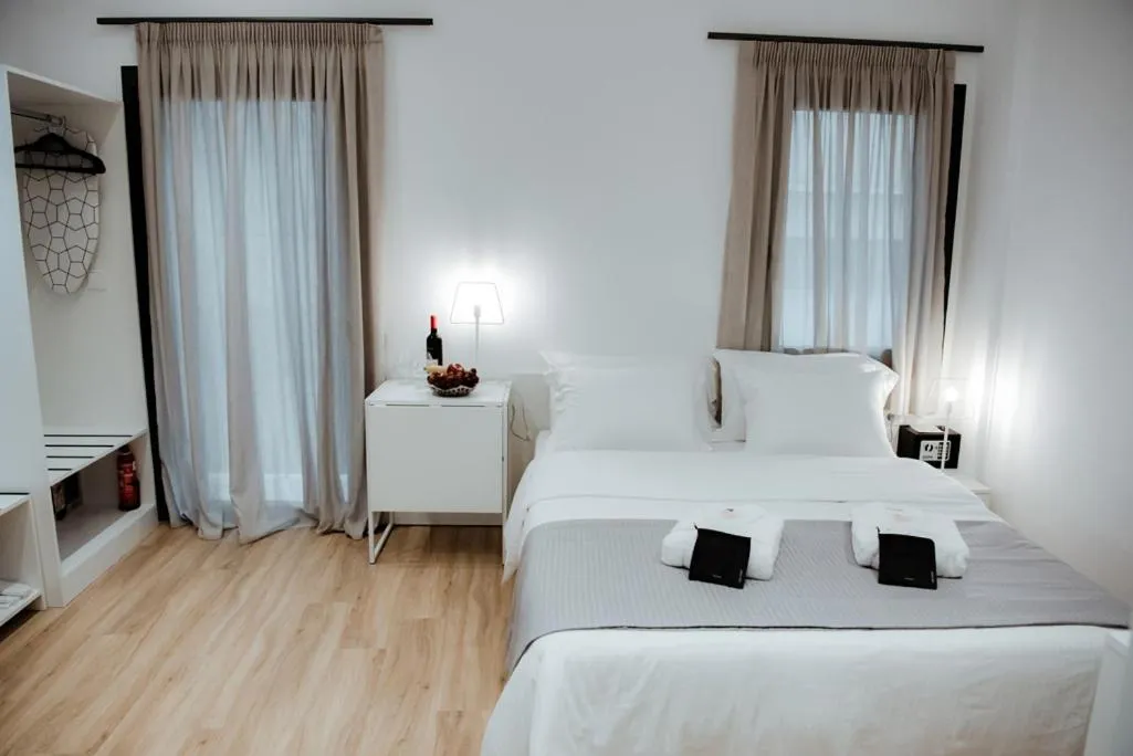 Photo of the whole room, Bed in Athens Muses Suites