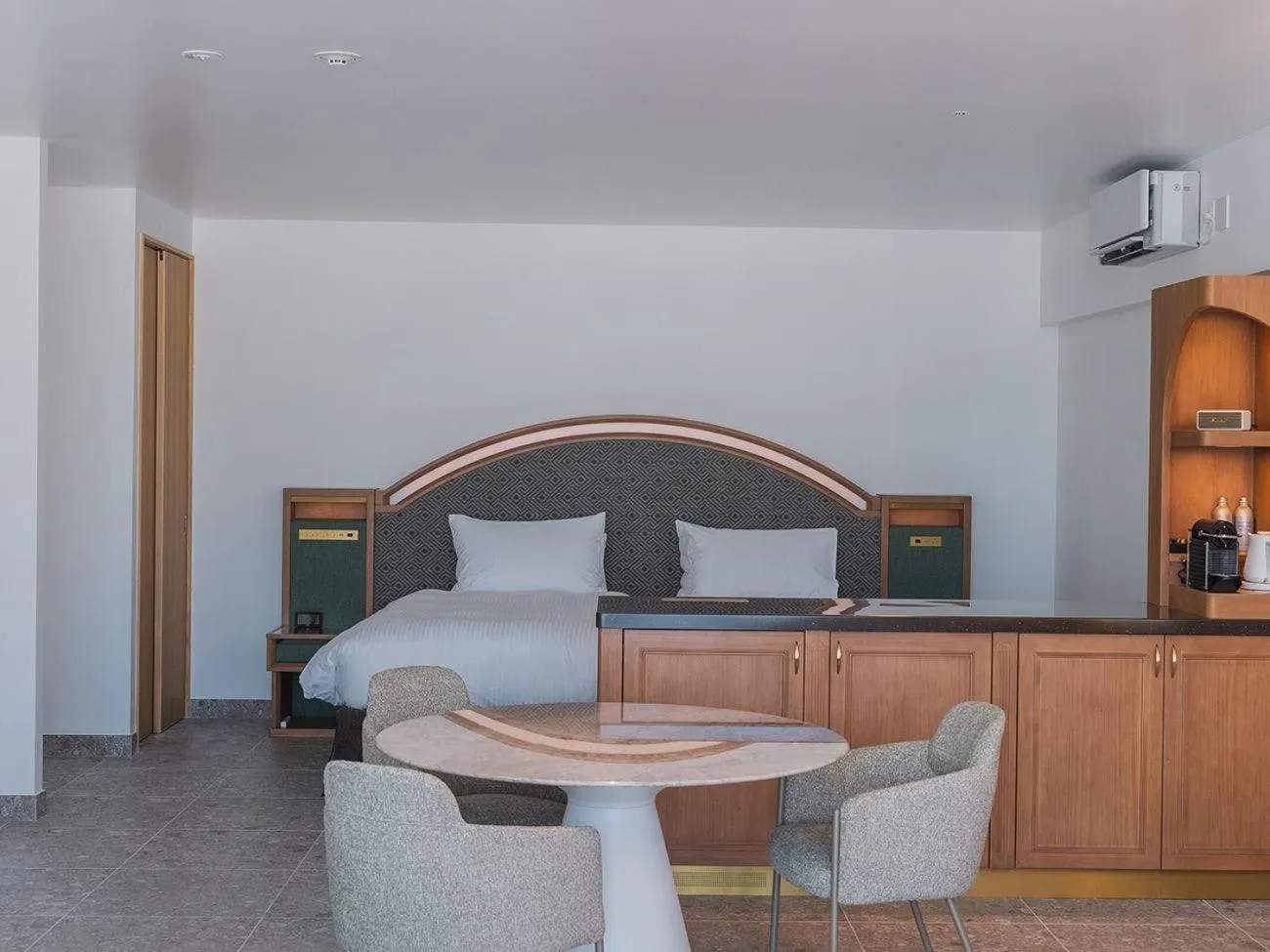 Bed in SANTORINI HOTEL&VILLAS MIYAKOJIMA