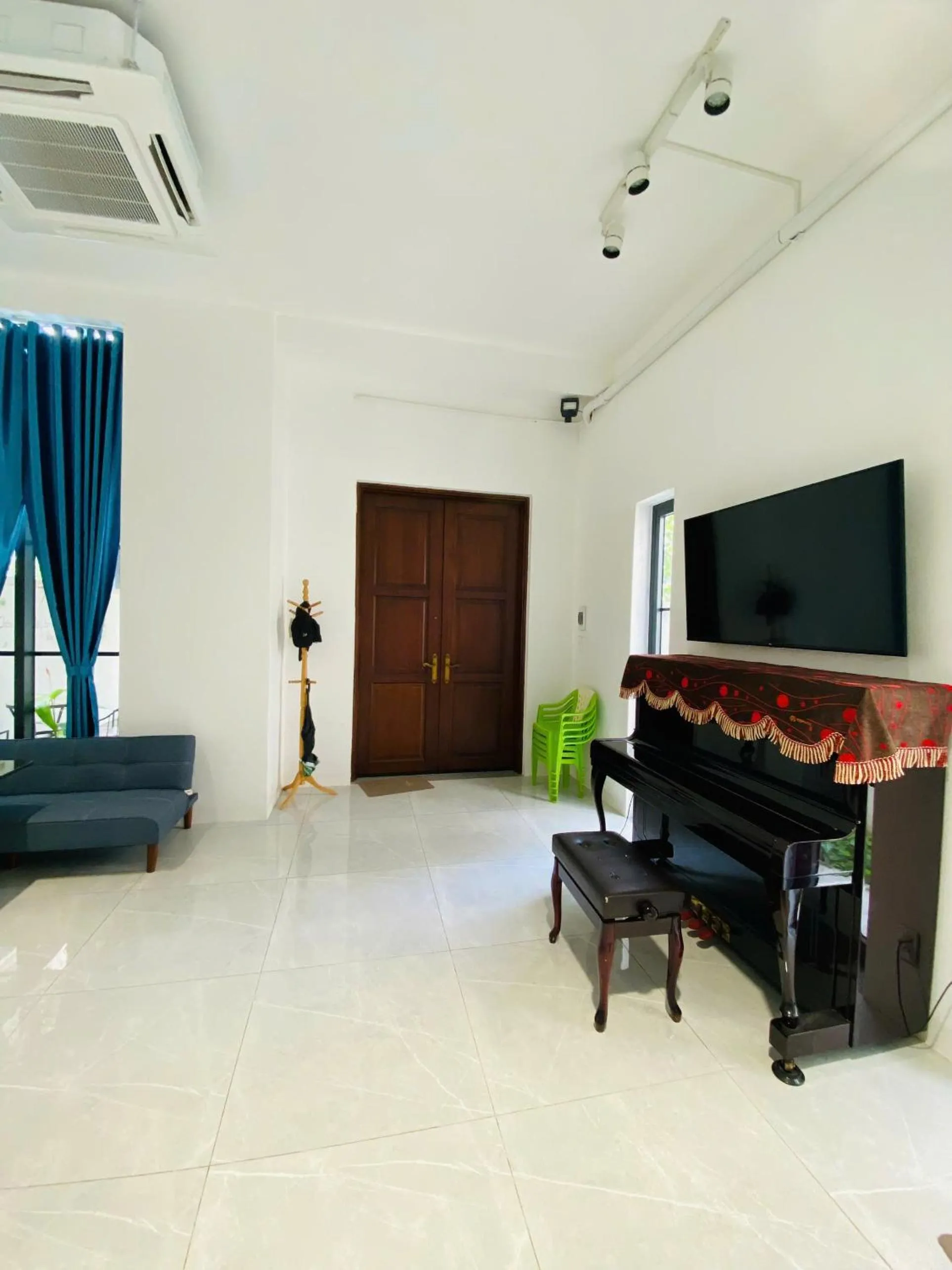 Communal lounge/ TV room in Thong Dong Homestay