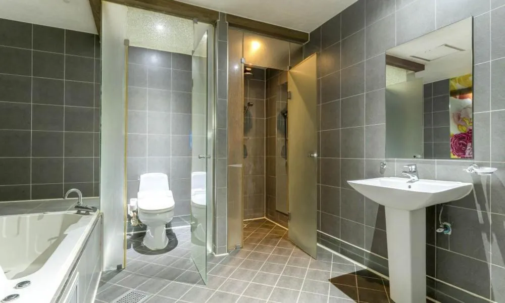 Shower in Dongtan BobosHotel