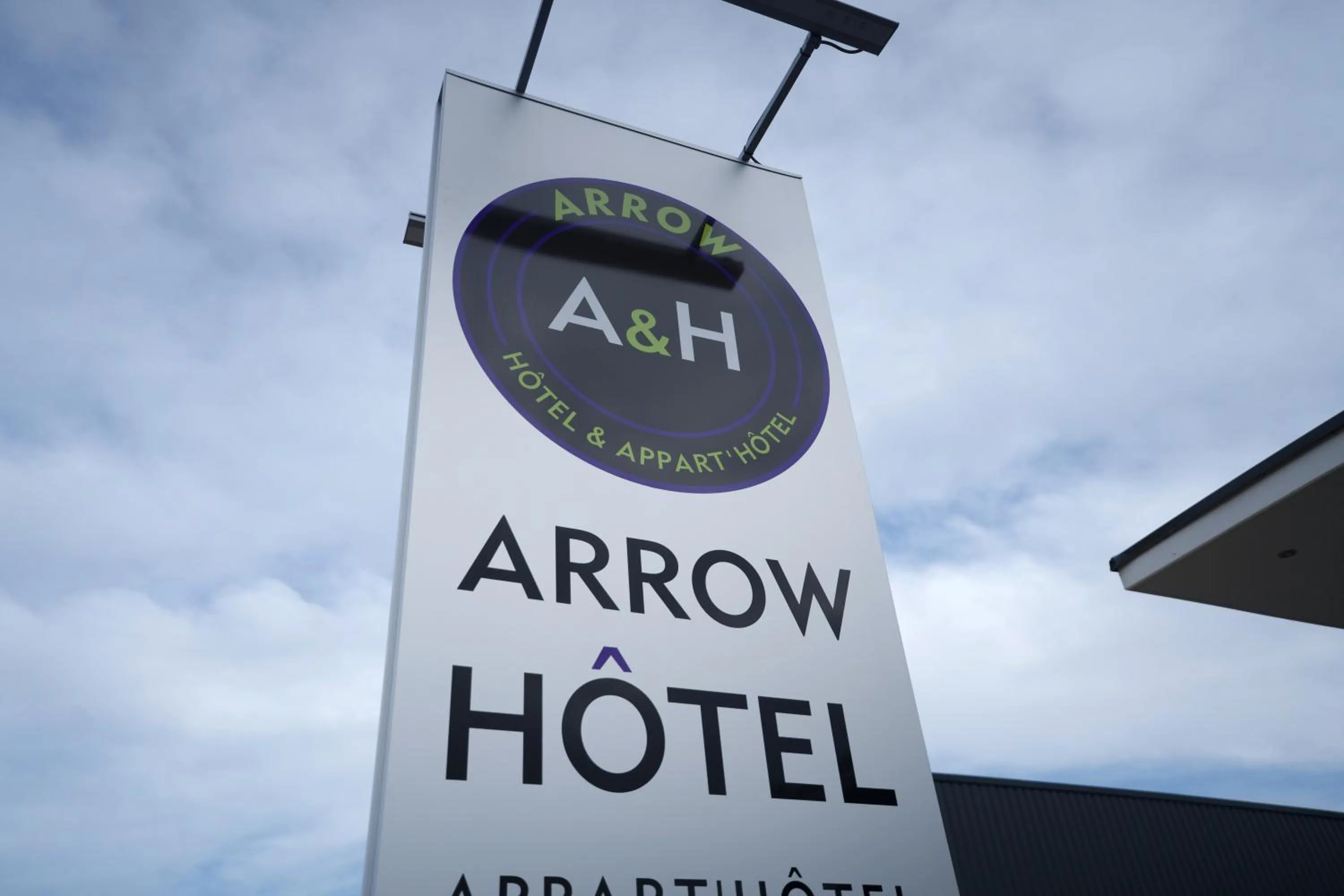 Logo/Certificate/Sign in Arrow Hôtel