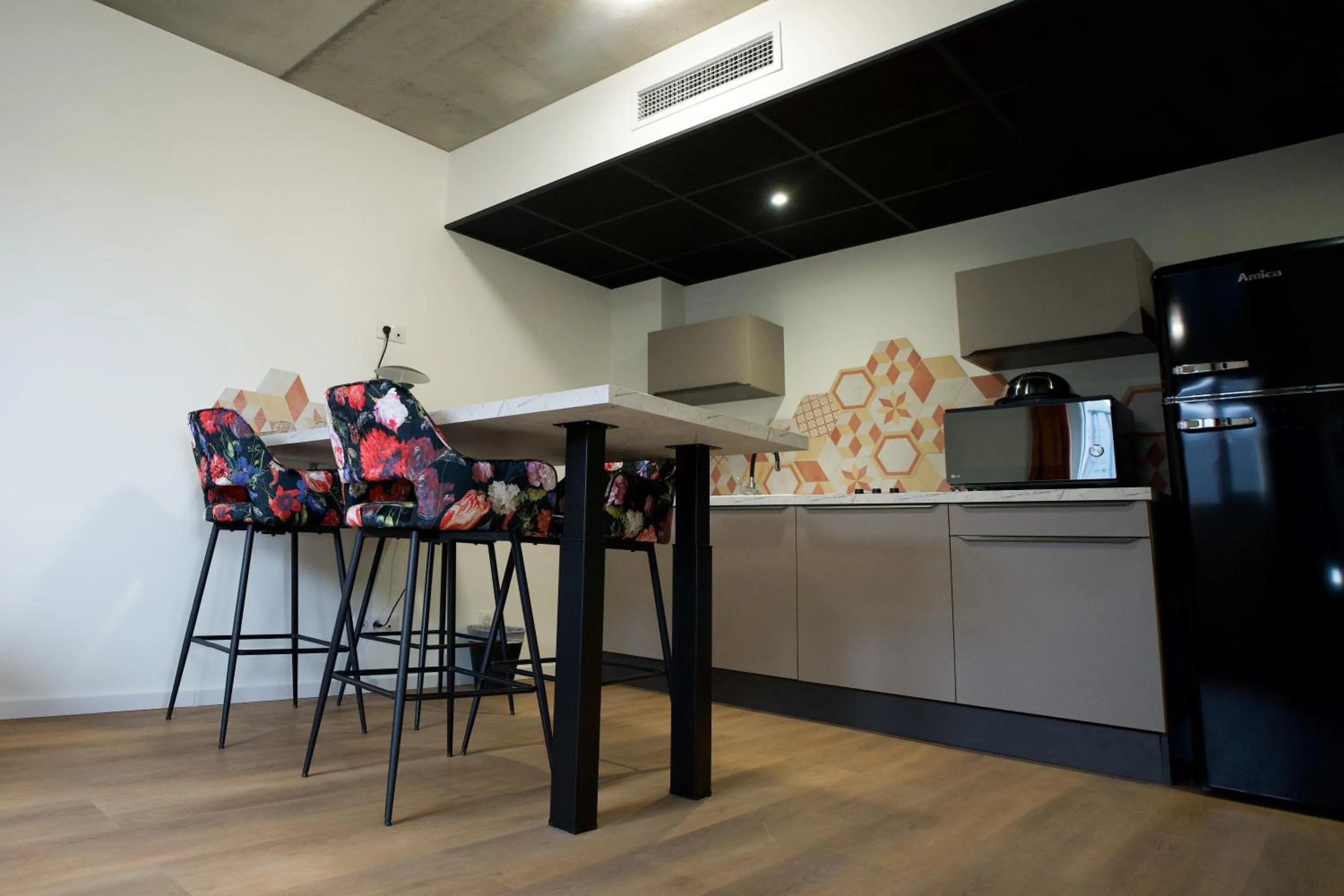 Kitchen or kitchenette in Arrow Hôtel