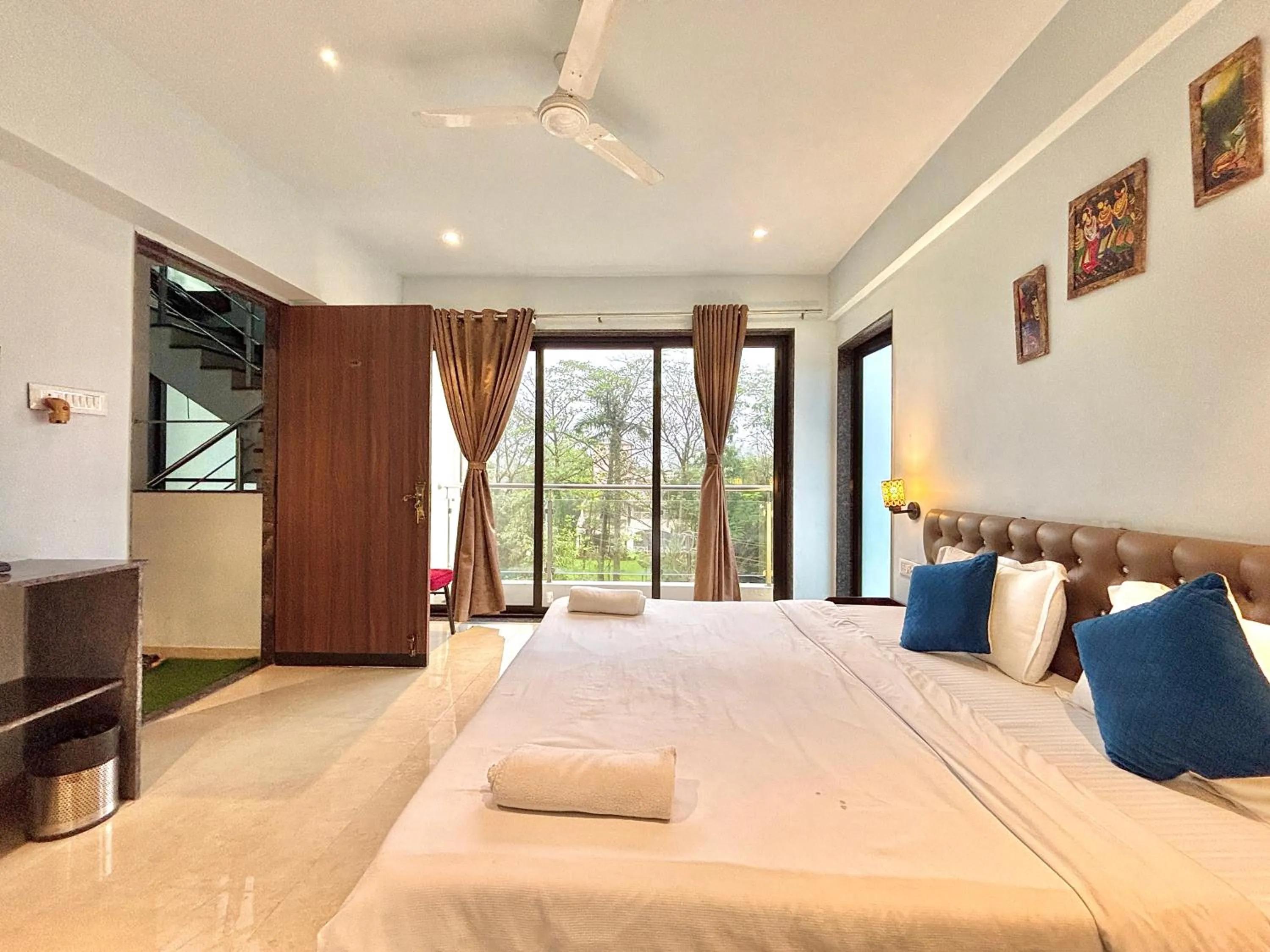 Bed in Misty Blues Resort & Villas