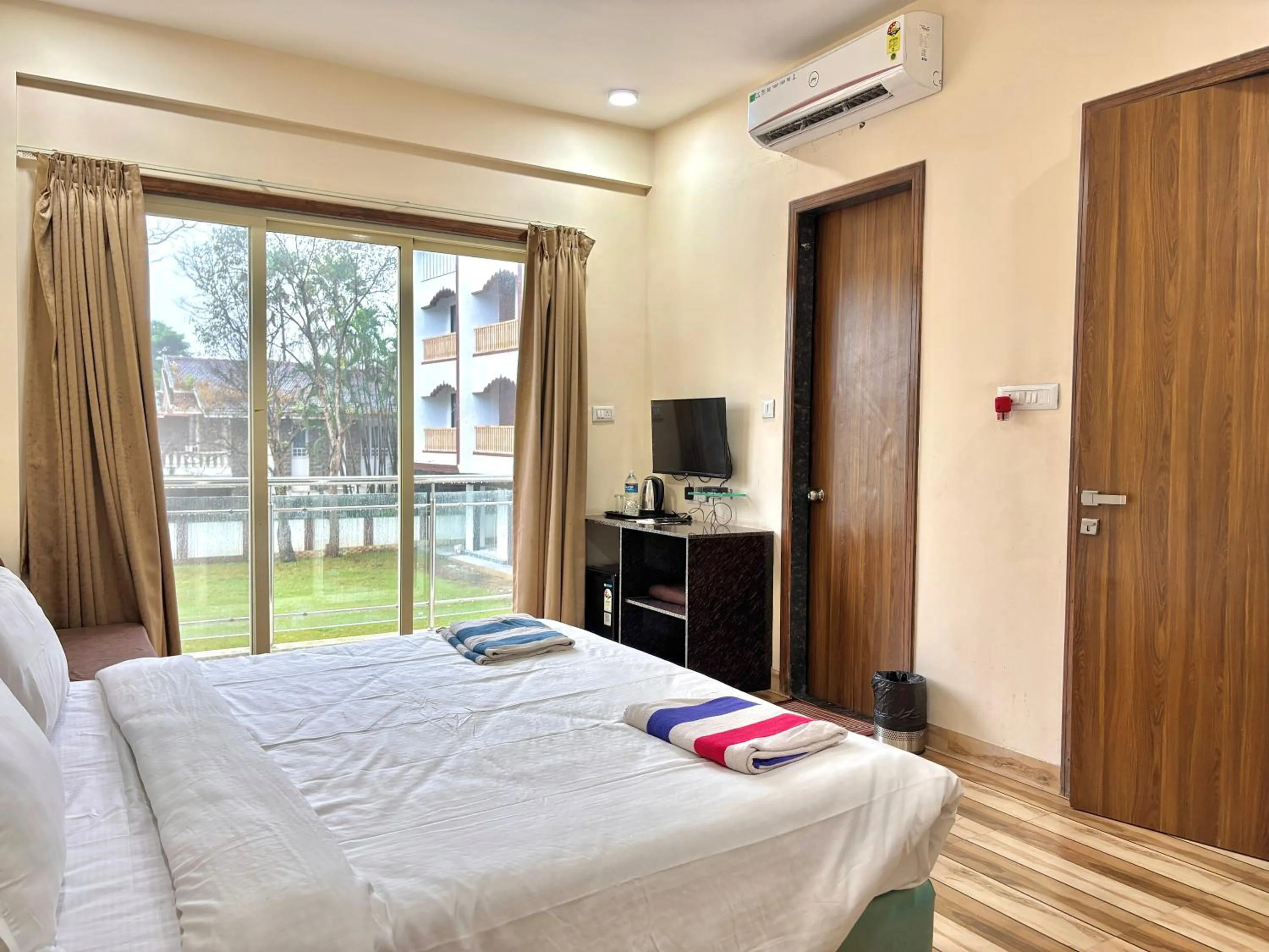 Bed in Misty Blues Resort & Villas